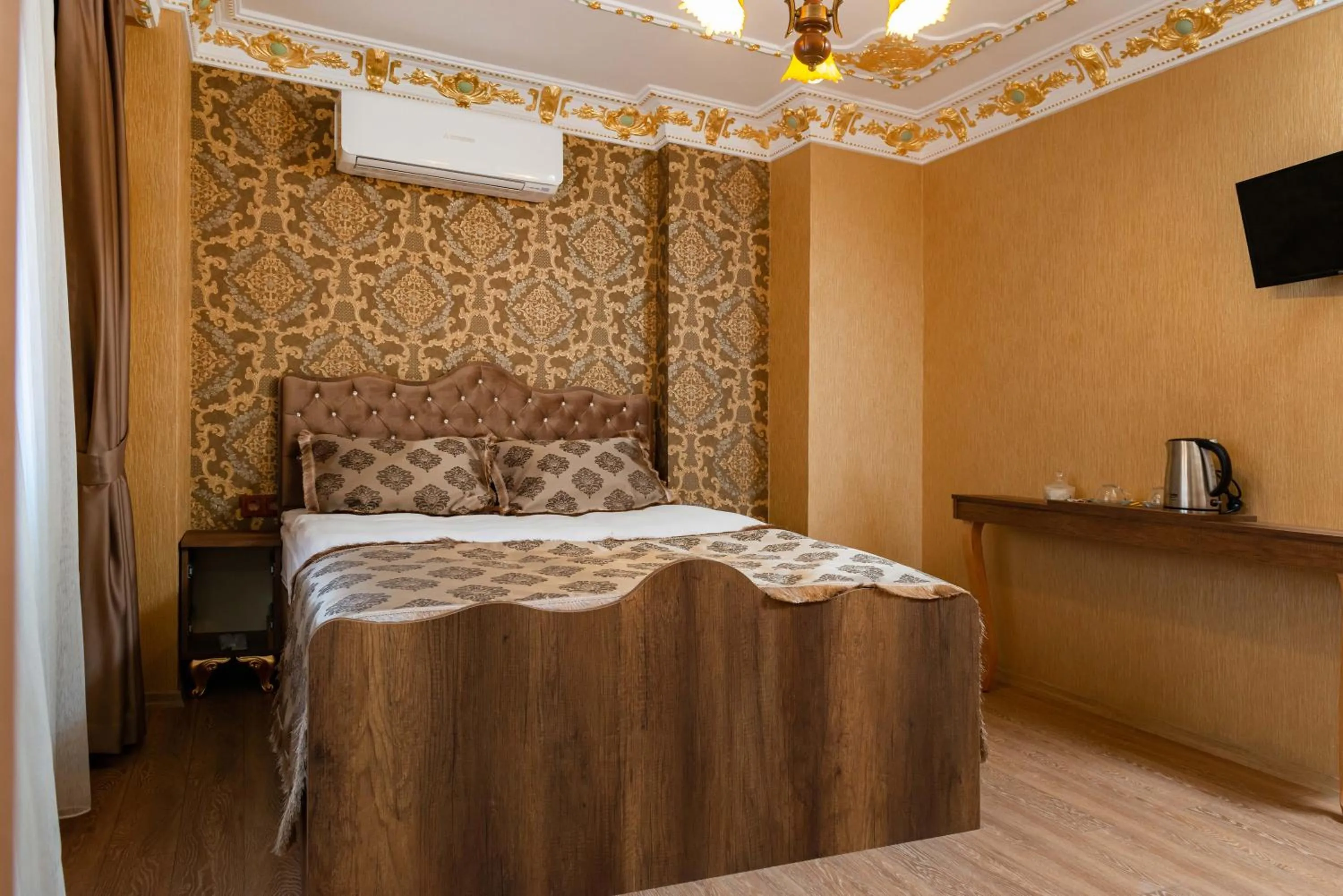 Photo of the whole room, Bed in The Ottoman