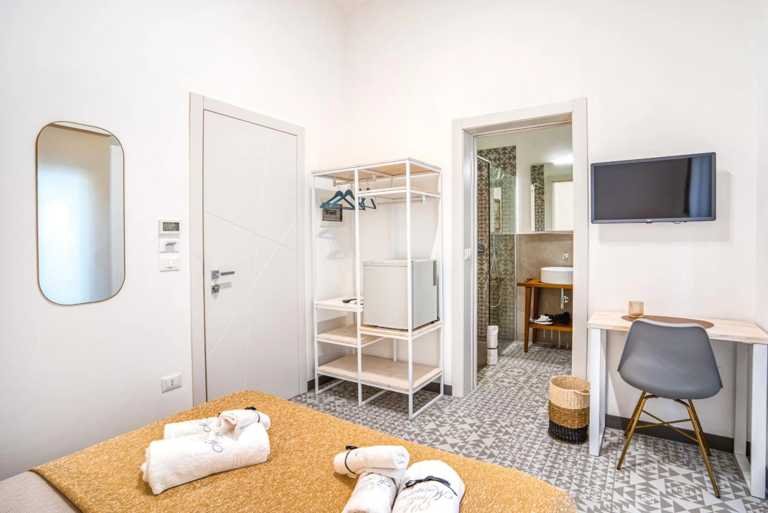 Photo of the whole room, Bed in Suite Mariagiovanni