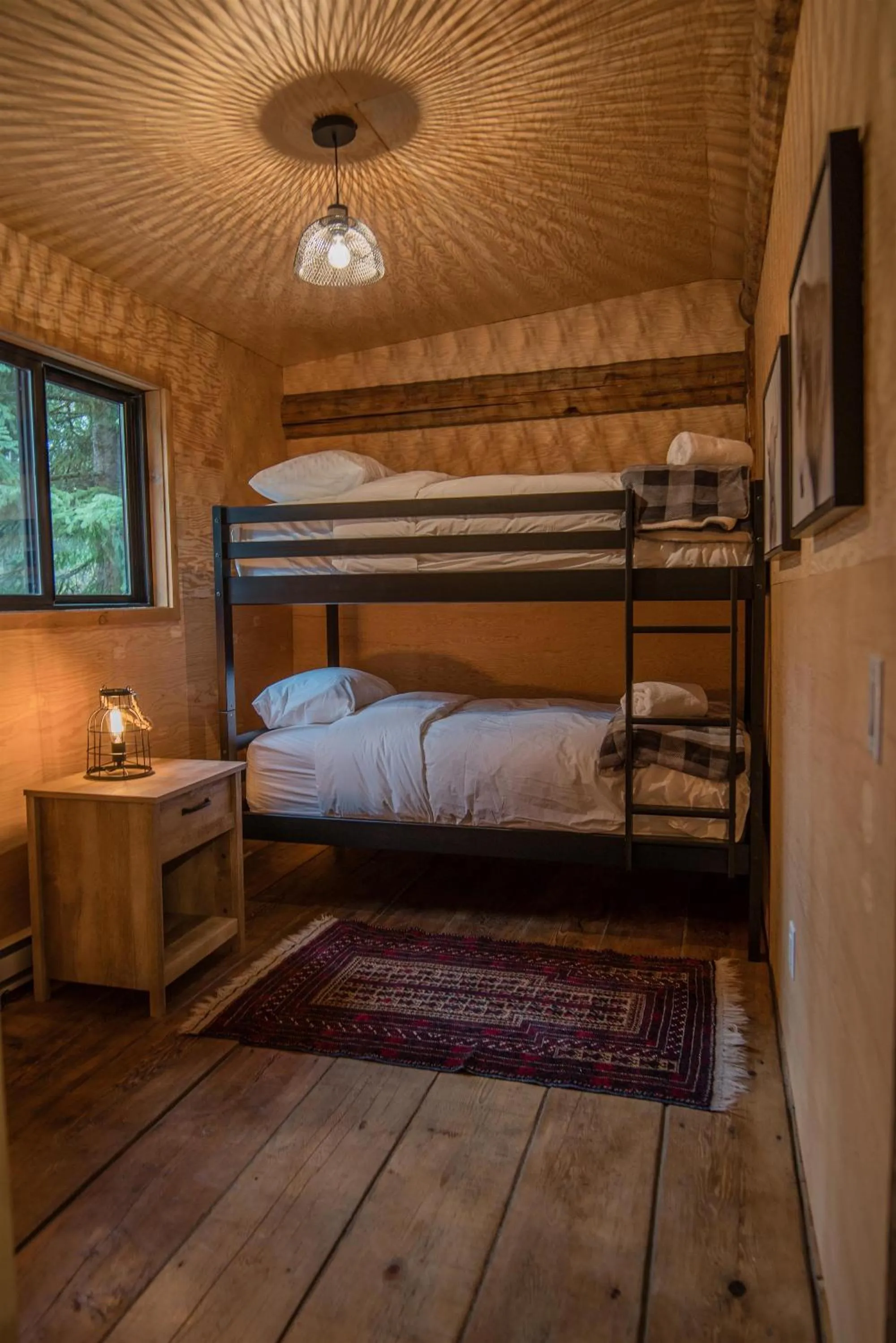 bunk bed, Bed in Chute Lake Lodge