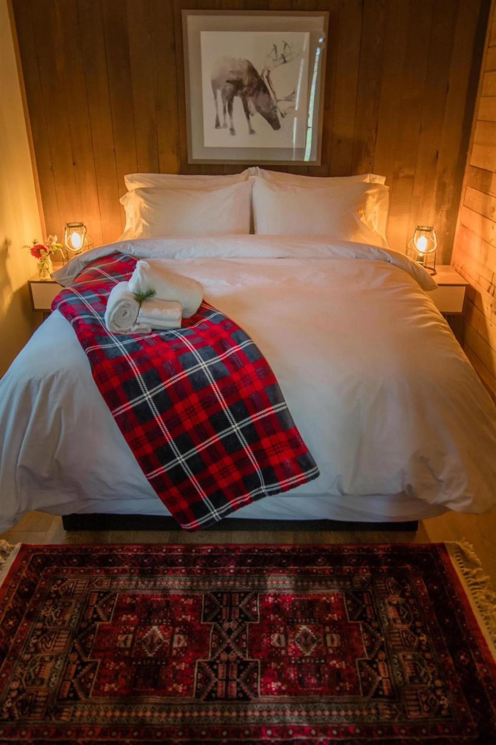 Bedroom, Bed in Chute Lake Lodge