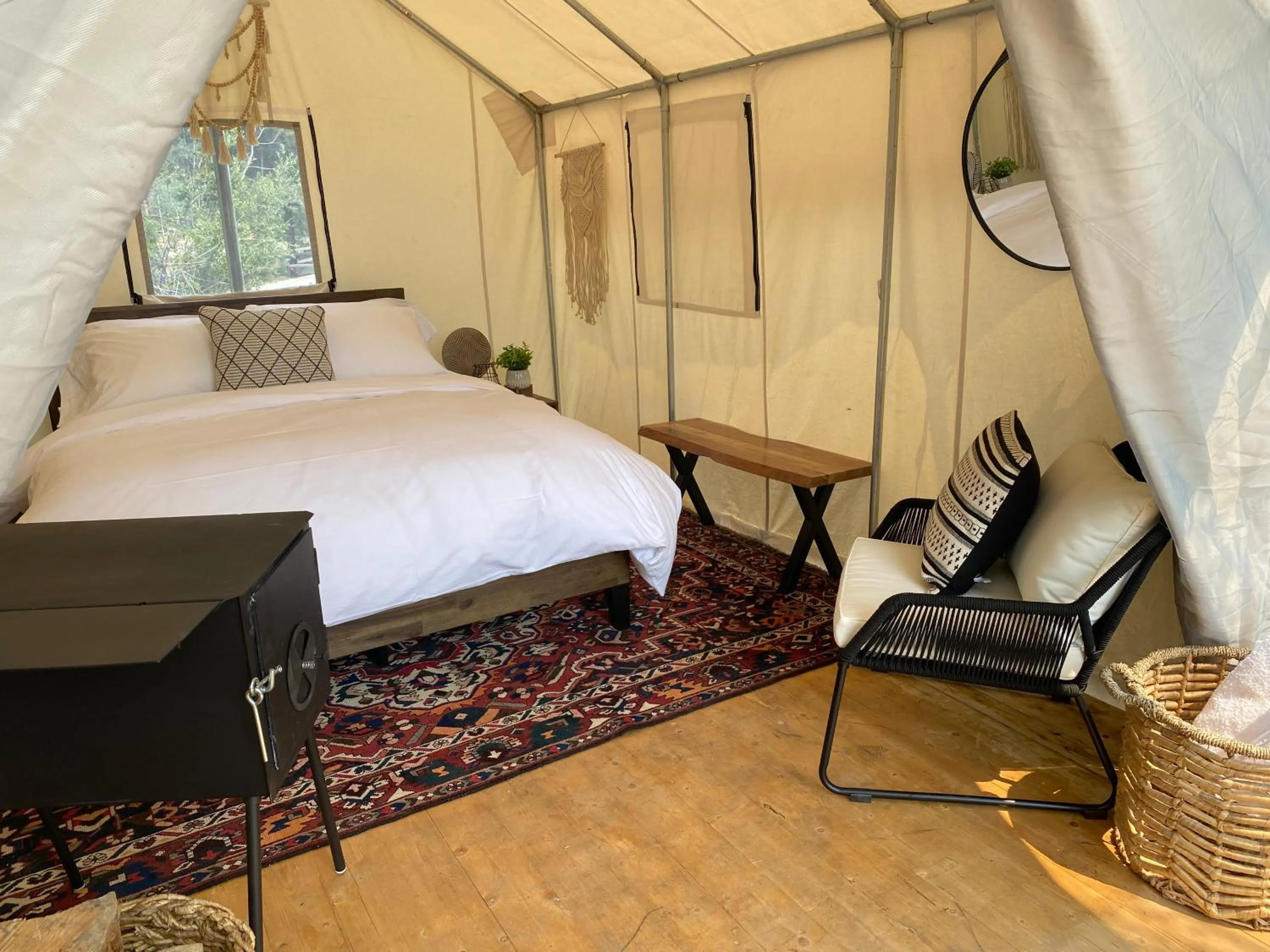 Bedroom, Bed in Chute Lake Lodge