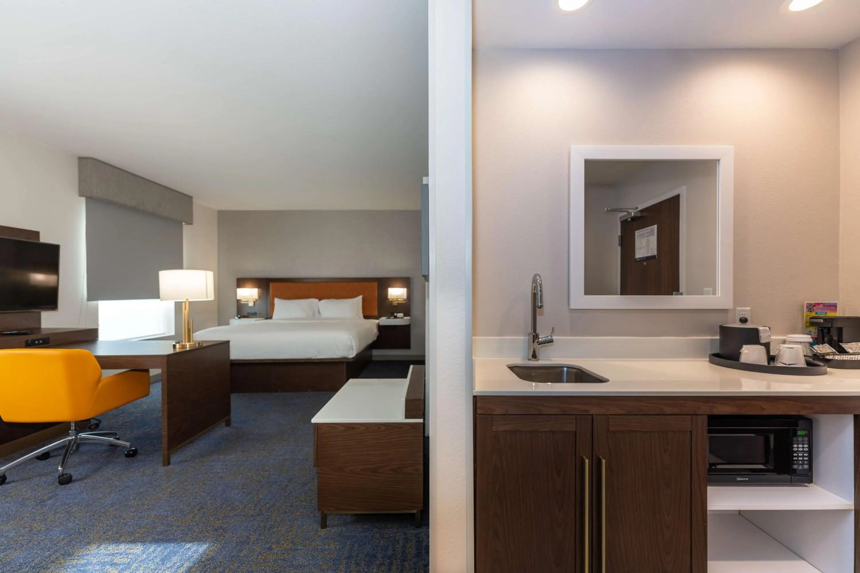 Bedroom, Bed in Hampton Inn & Suites Sugar Land, Tx