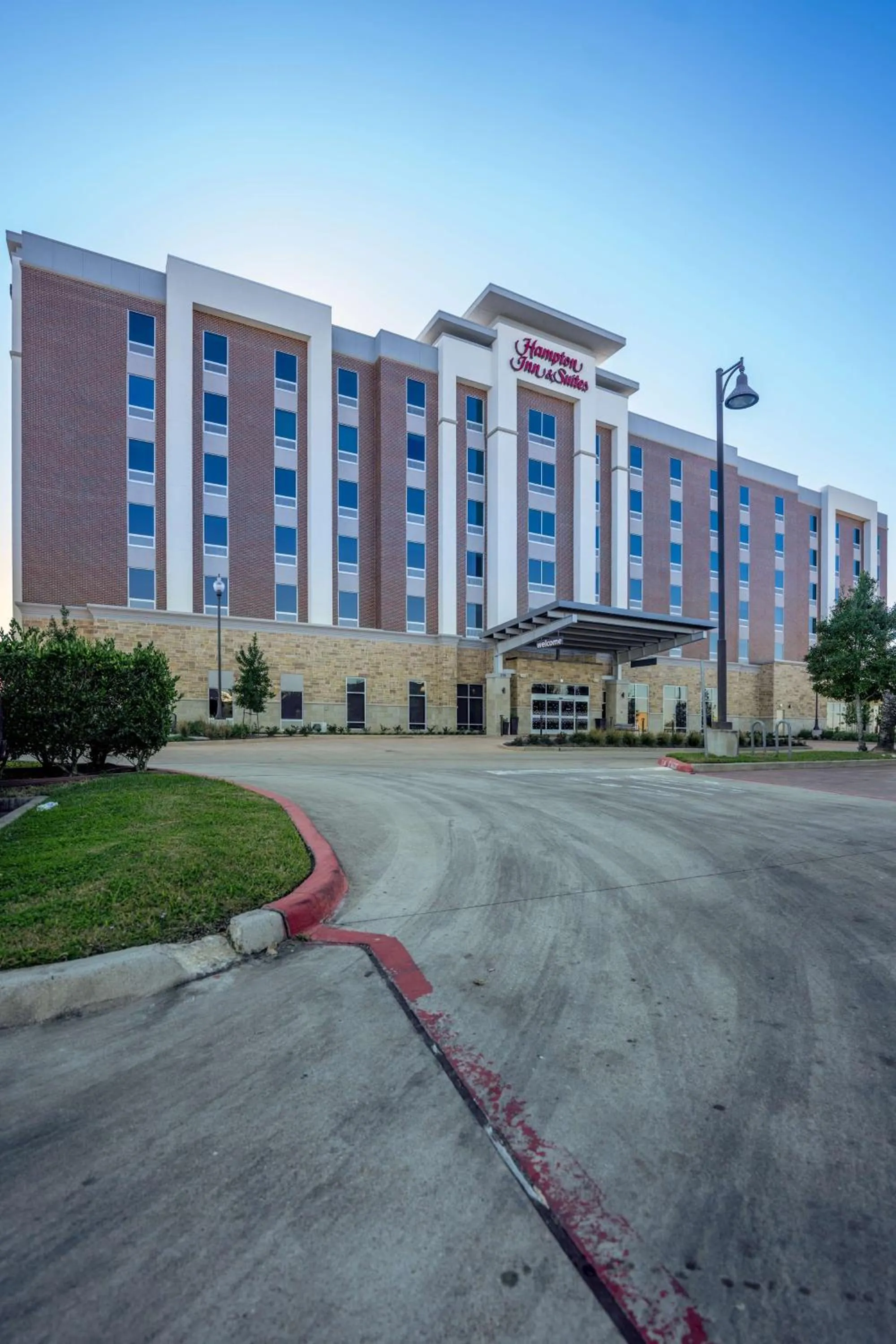 Property building in Hampton Inn & Suites Sugar Land, Tx