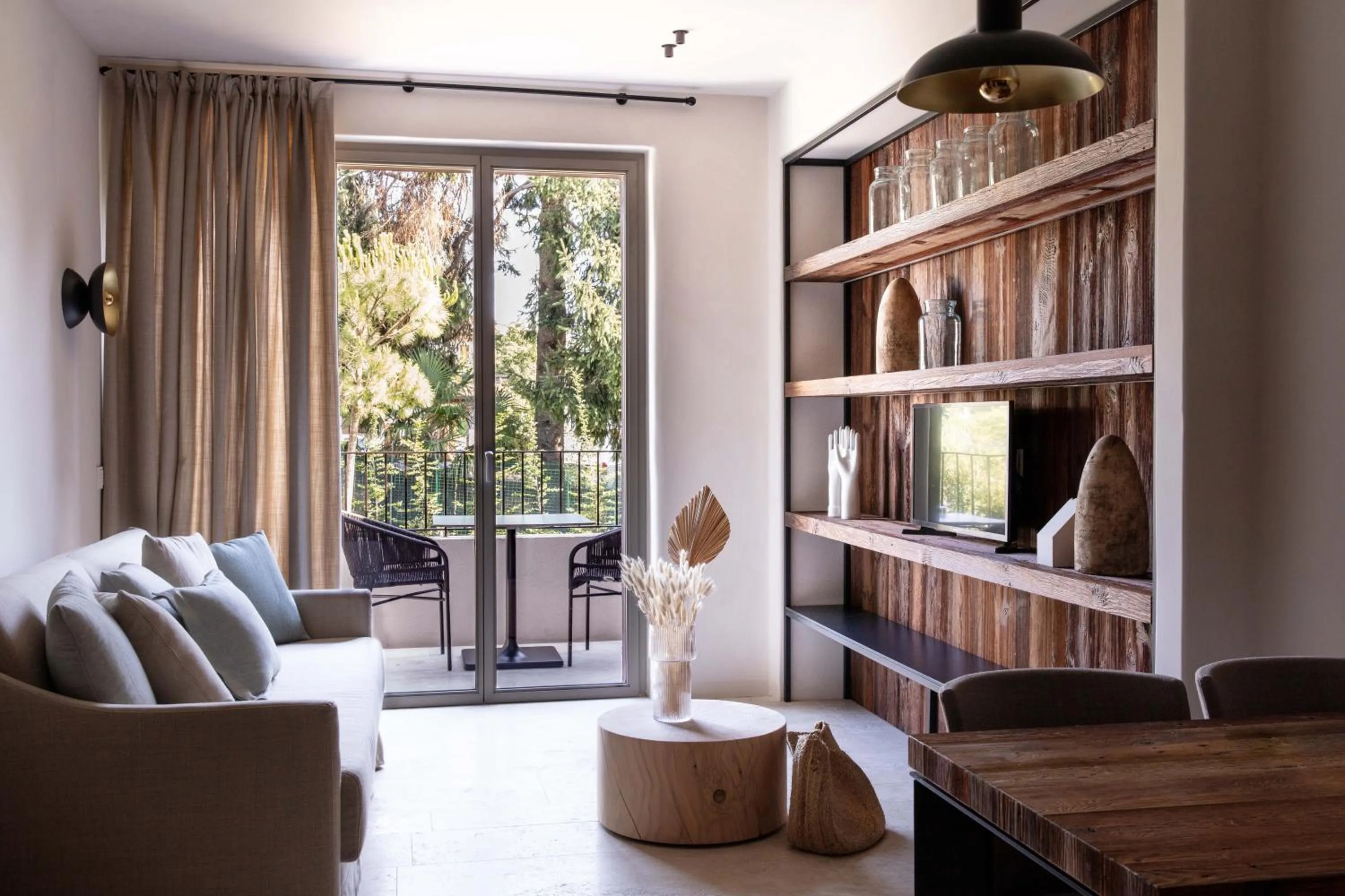 Living room in Laqua by the lake