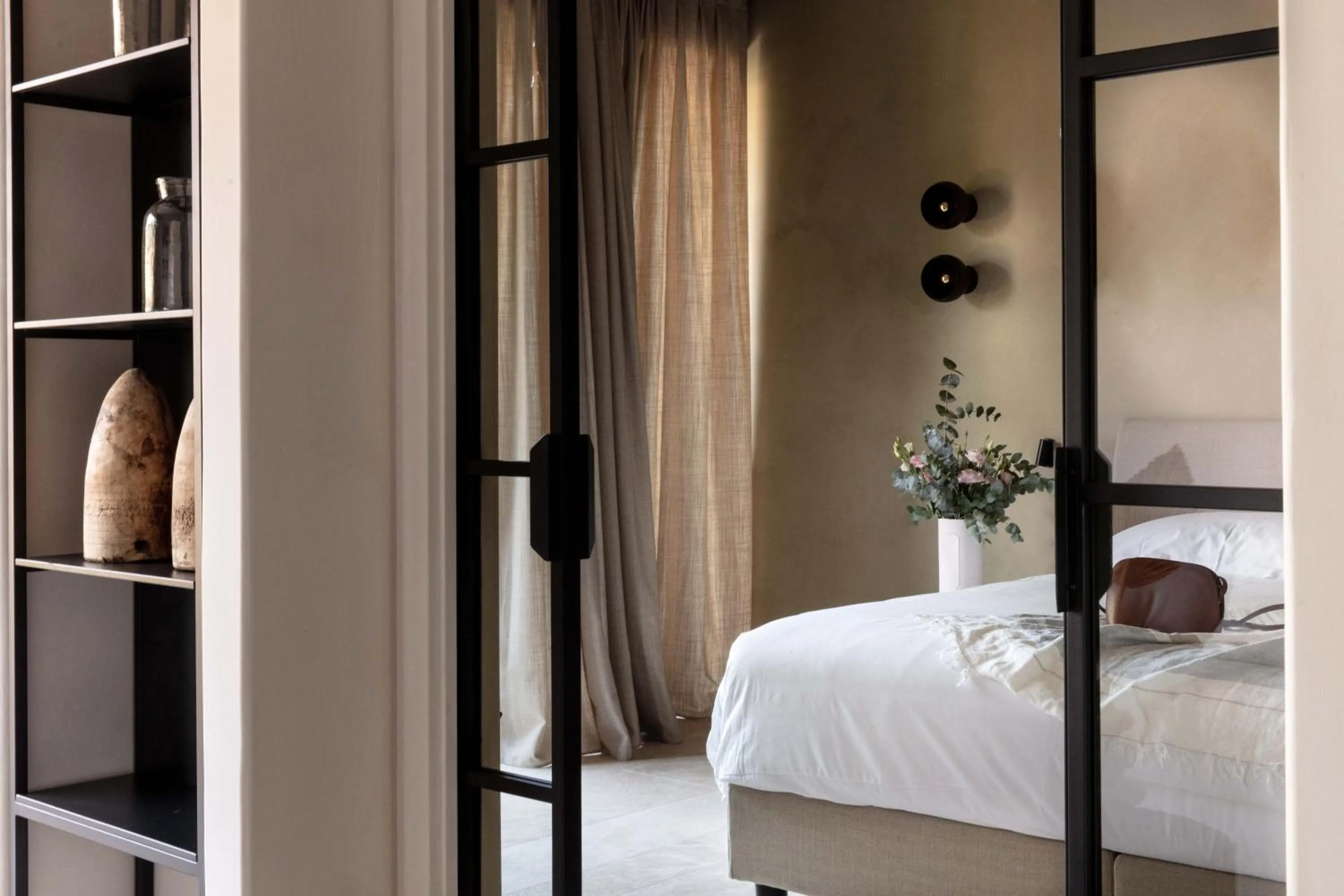 Decorative detail, Bed in Laqua by the lake