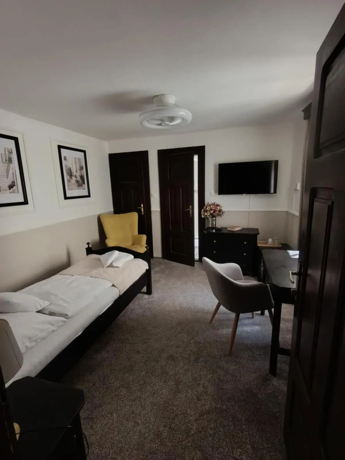 Bed in Hotel Salamander - Garni