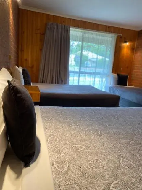 Family Room with Bathroom in Country Roads Family Room with Bathroom in Country Roads