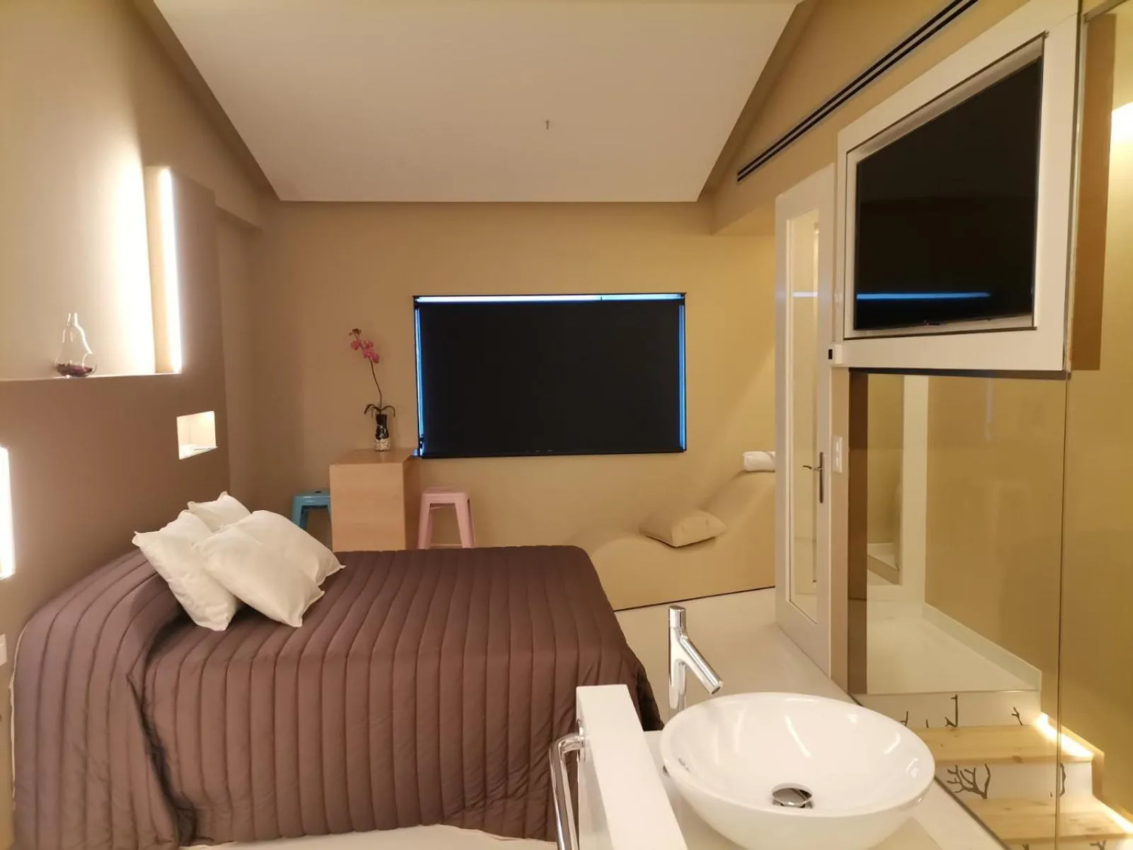 Other, Bed in Motel Latino