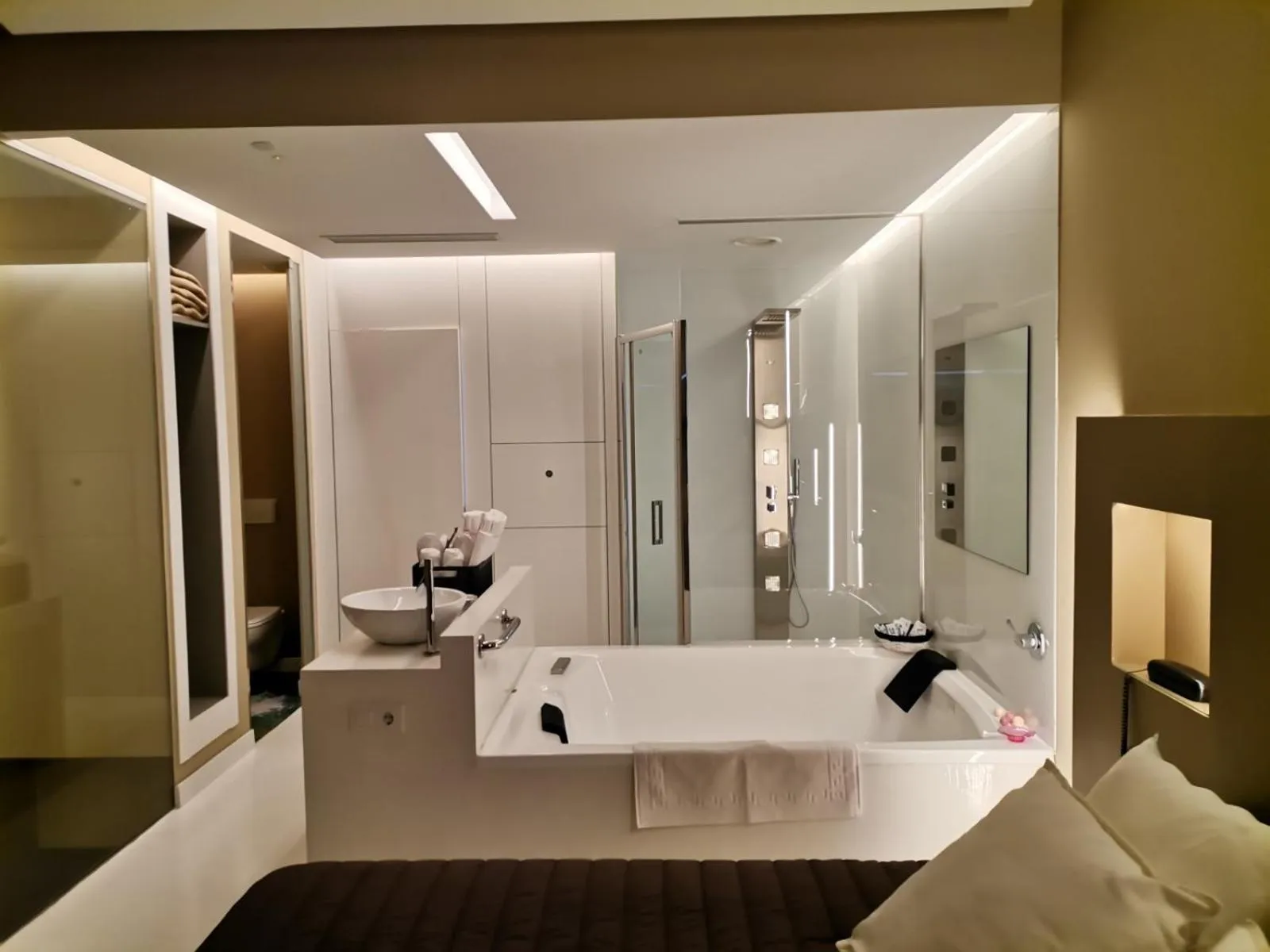 Bath, Bed in Motel Latino