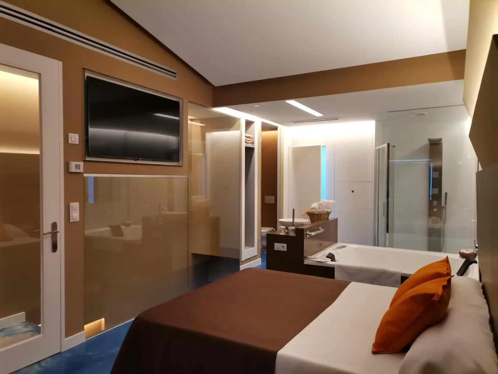 Other, Bed in Motel Latino