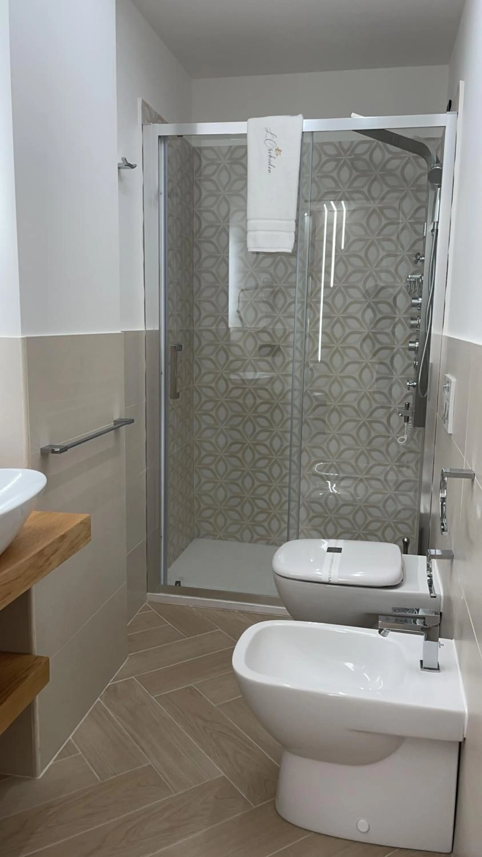 Shower in B&B L'Orchidea