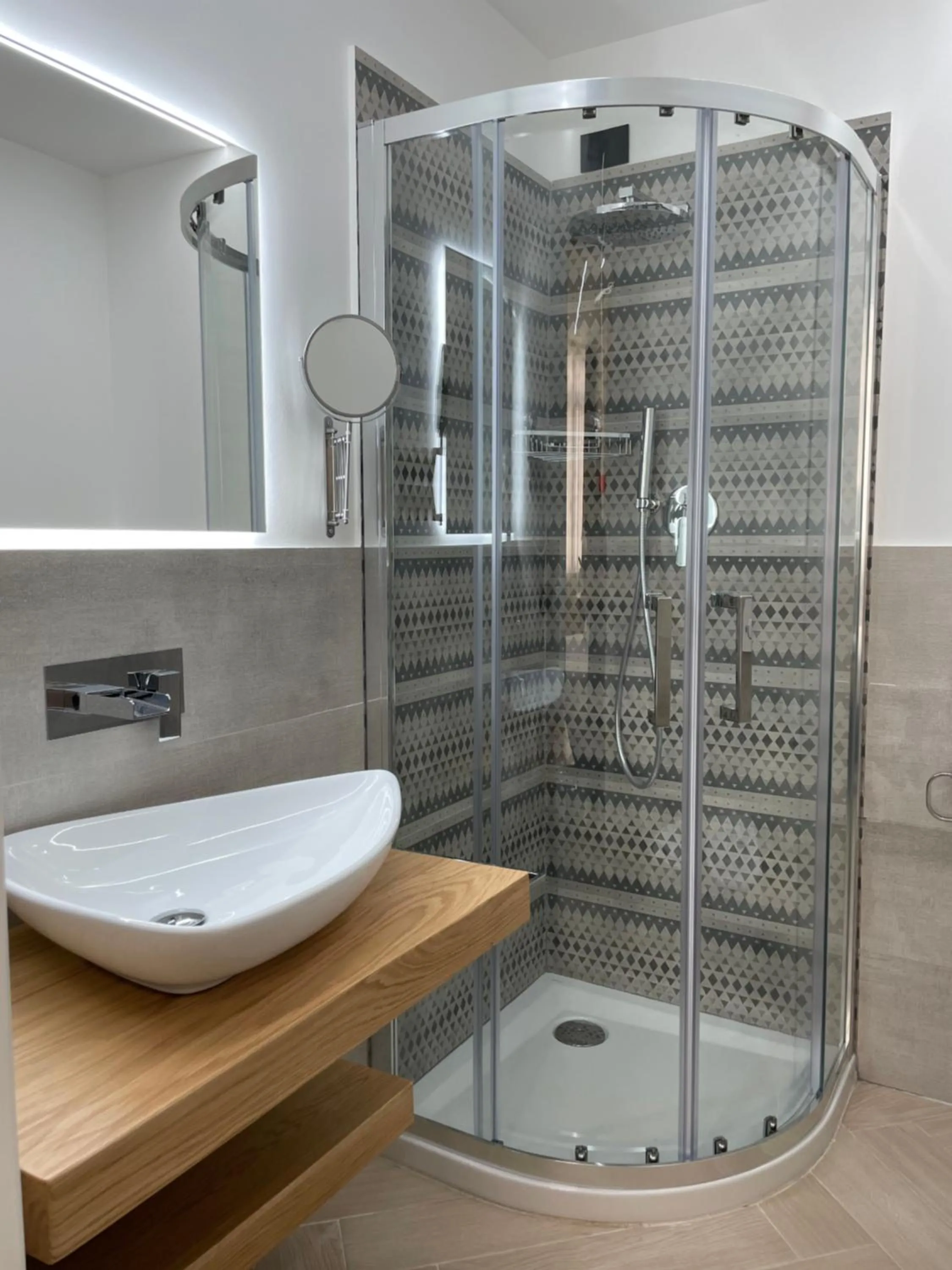 Shower in B&B L'Orchidea