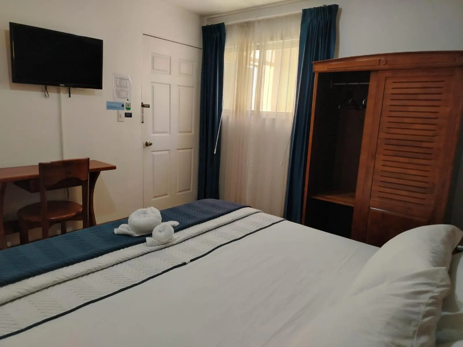 Property building, Bed in Park View Hotel & Restaurant