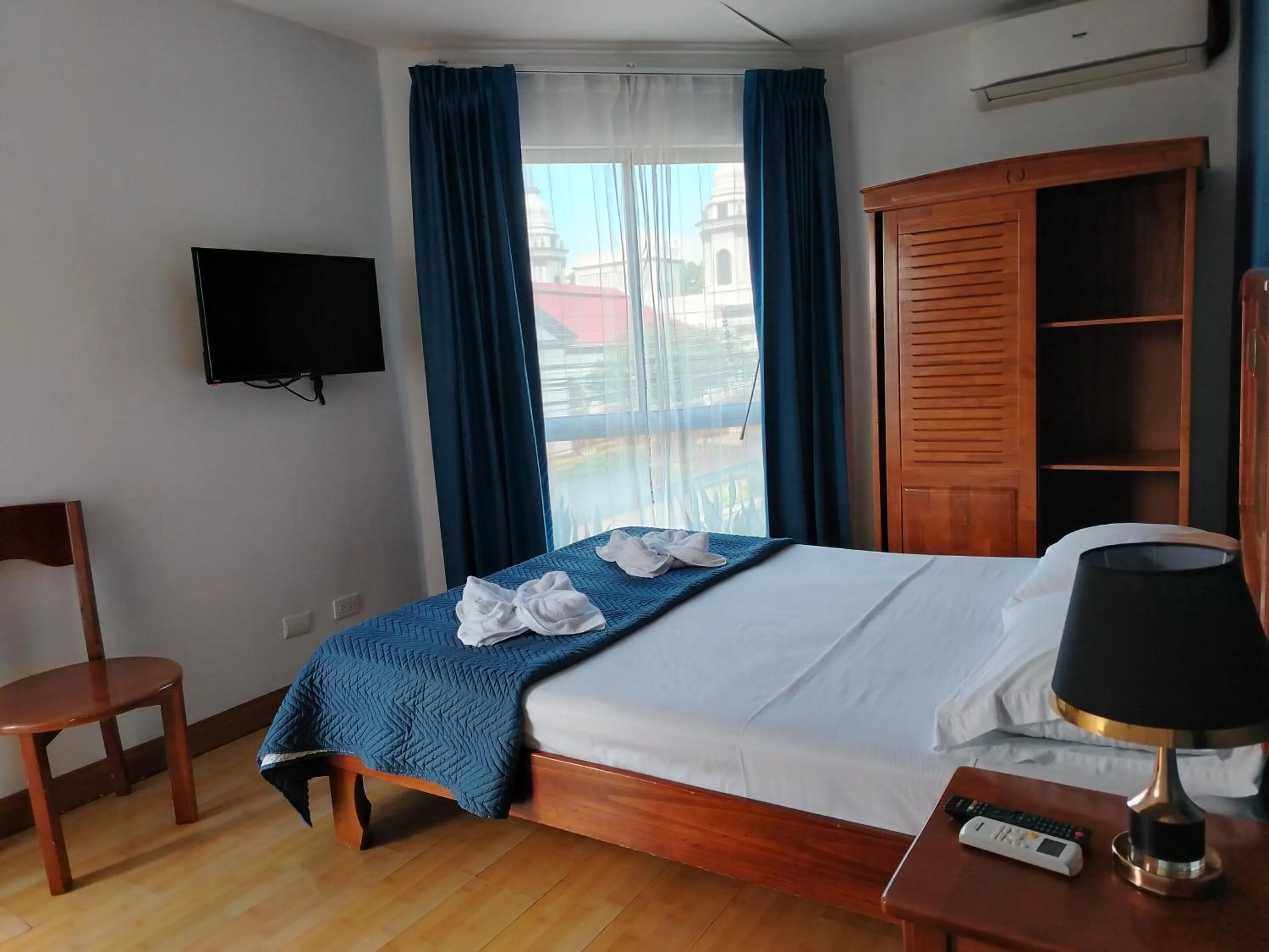 Photo of the whole room, Bed in Park View Hotel & Restaurant