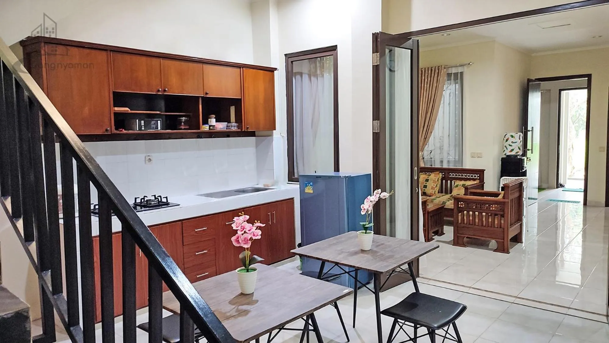 Communal kitchen in Atmosfer Guest House Sentul