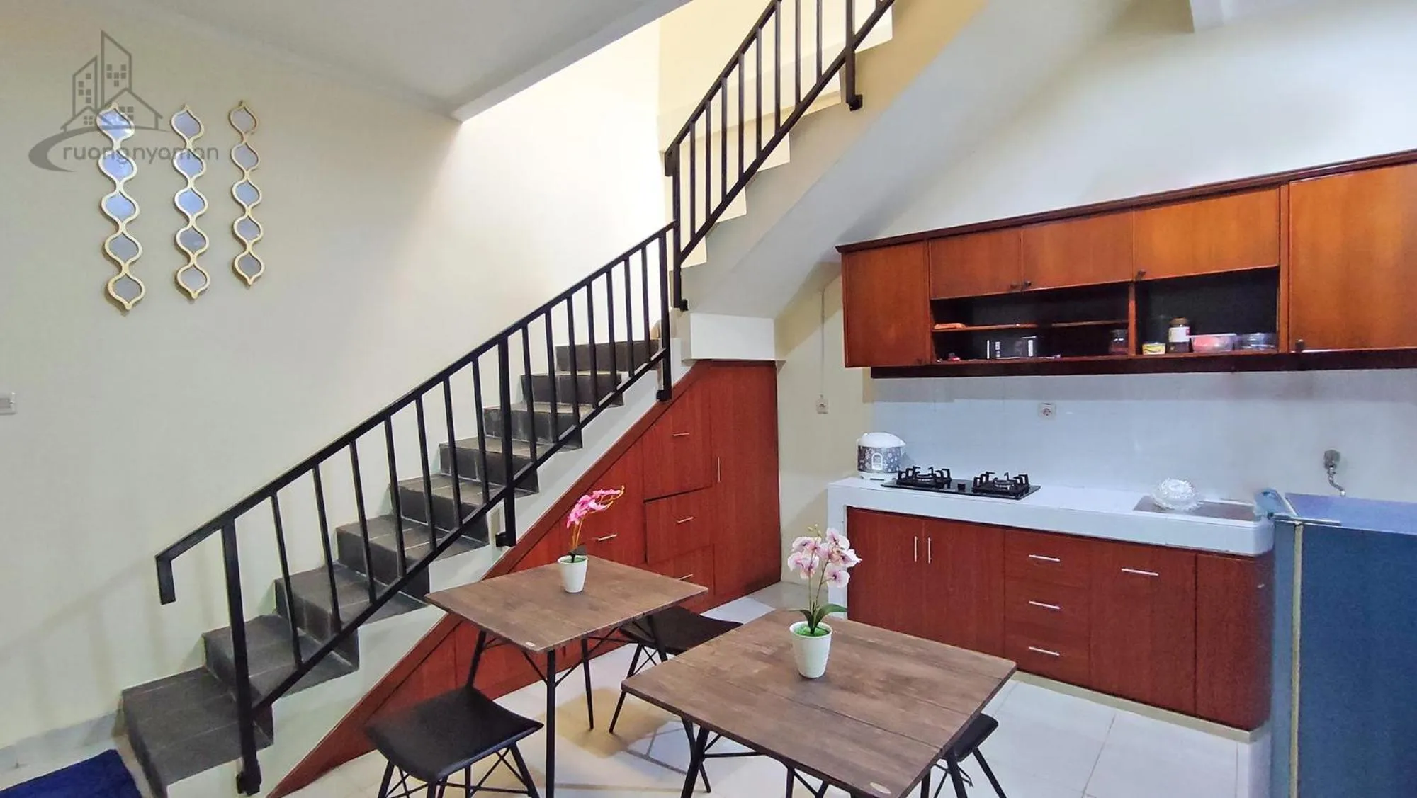 Communal kitchen in Atmosfer Guest House Sentul