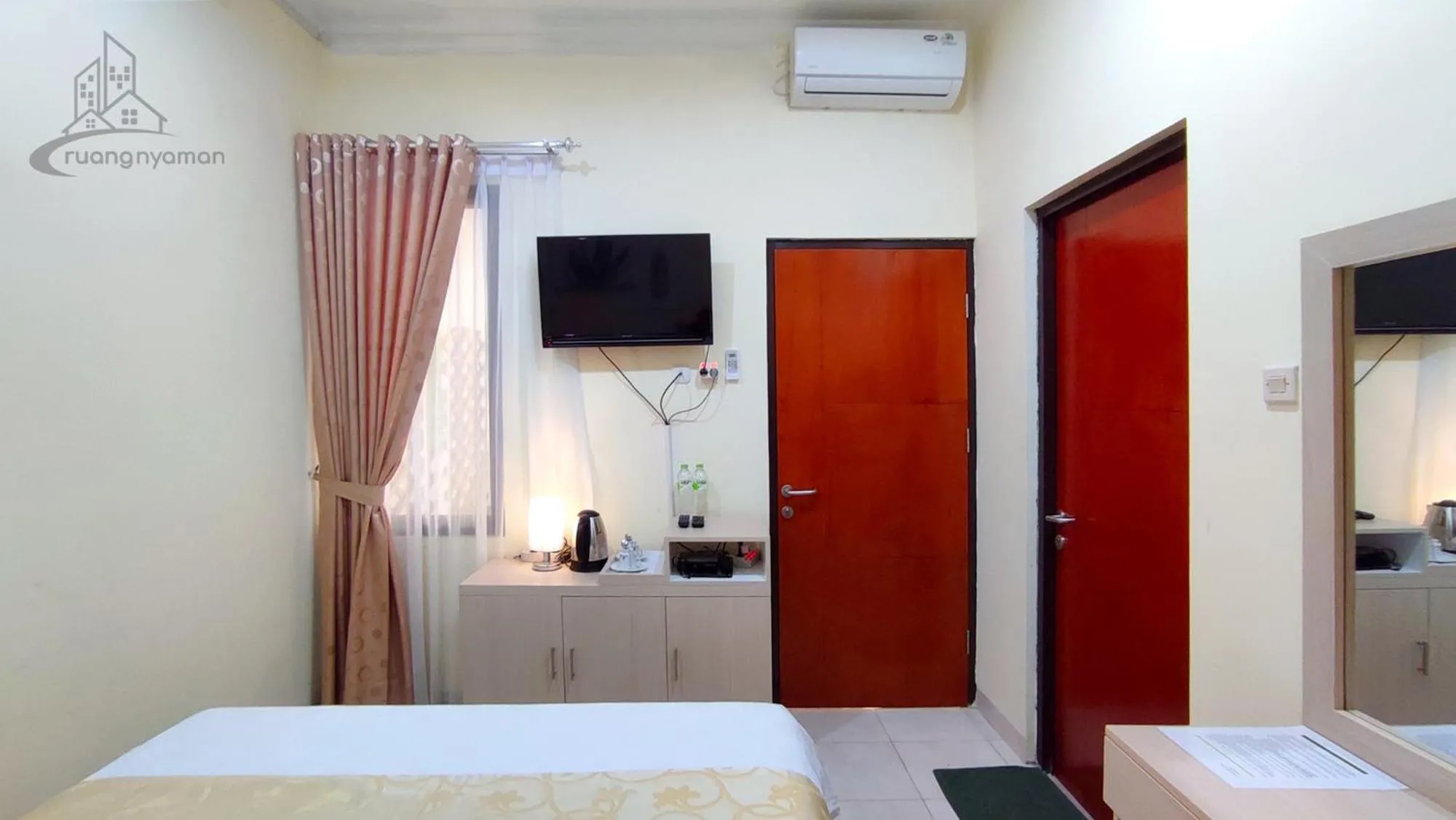 Communal lounge/ TV room, Bed in Atmosfer Guest House Sentul
