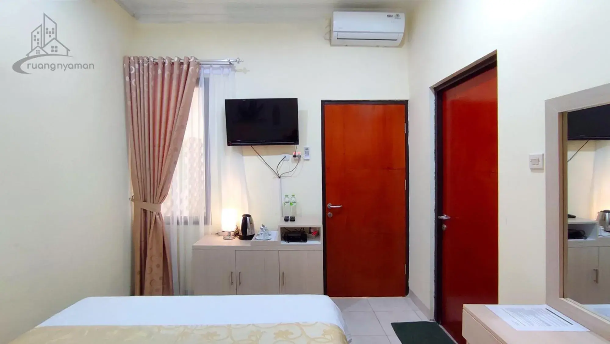 Communal lounge/ TV room, Bed in Atmosfer Guest House Sentul Communal lounge/ TV room, Bed in Atmosfer Guest House Sentul