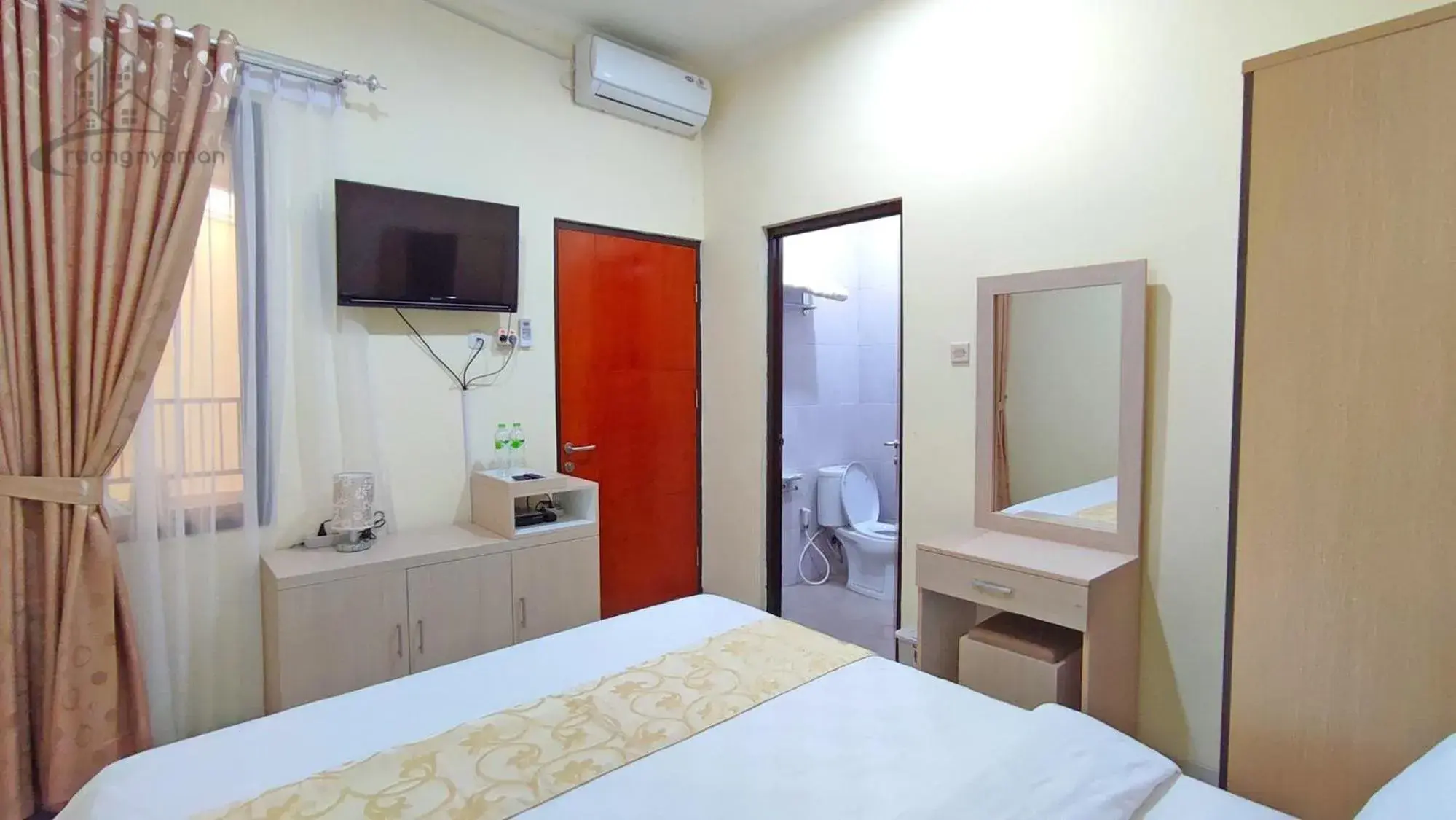 Photo of the whole room, Bed in Atmosfer Guest House Sentul Photo of the whole room, Bed in Atmosfer Guest House Sentul