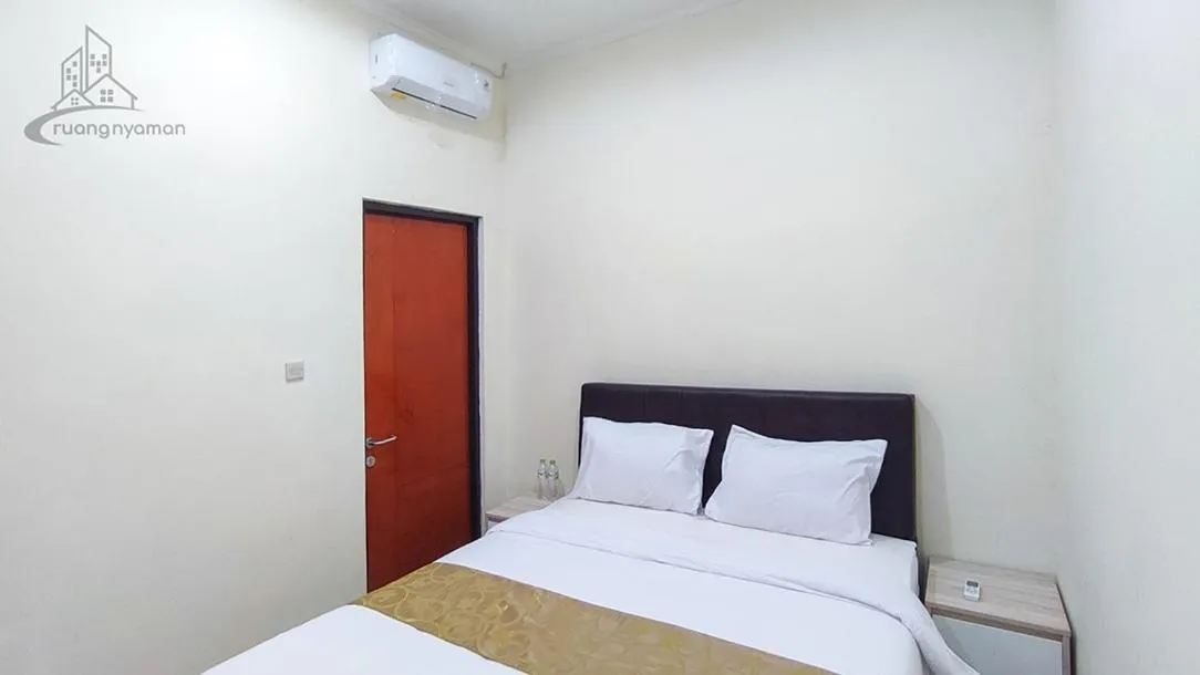 Photo of the whole room, Bed in Atmosfer Guest House Sentul