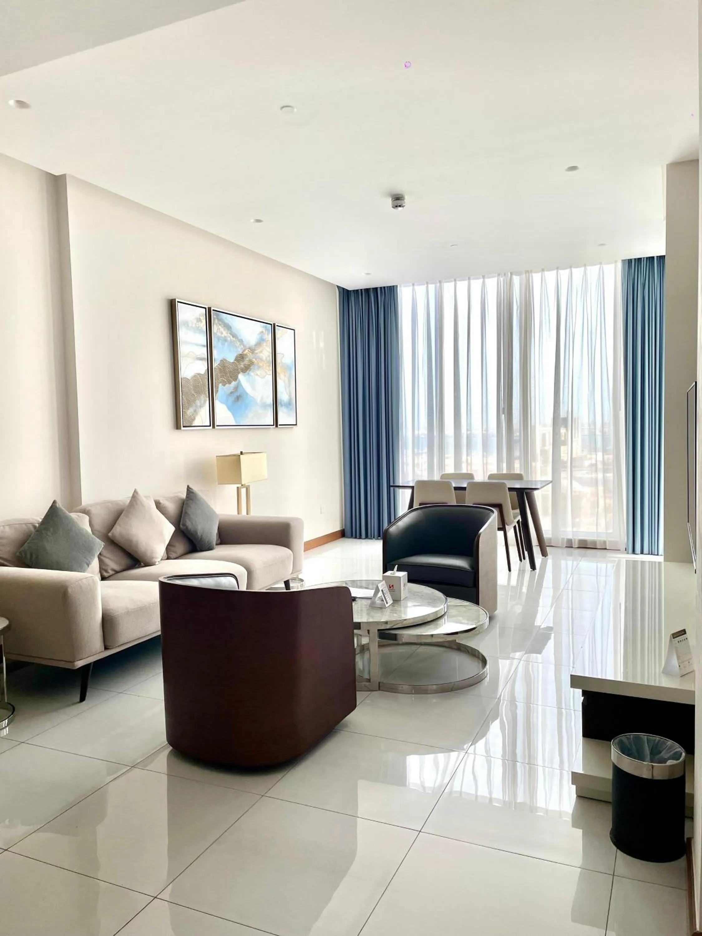 Living room in Swiss-Belsuites Admiral Juffair