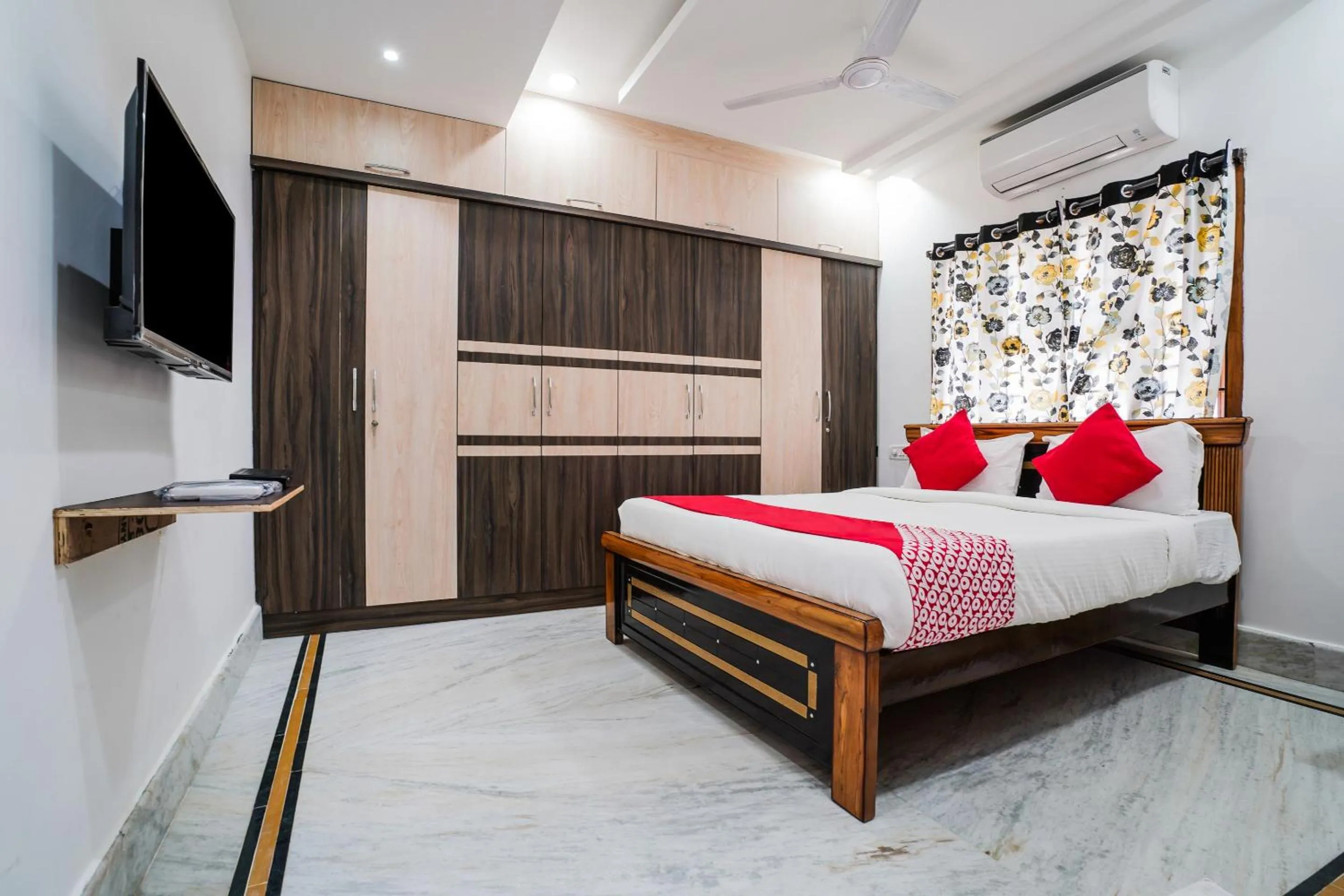 Bedroom, Bed in OYO Mint Leaves Near Alcazar Mall