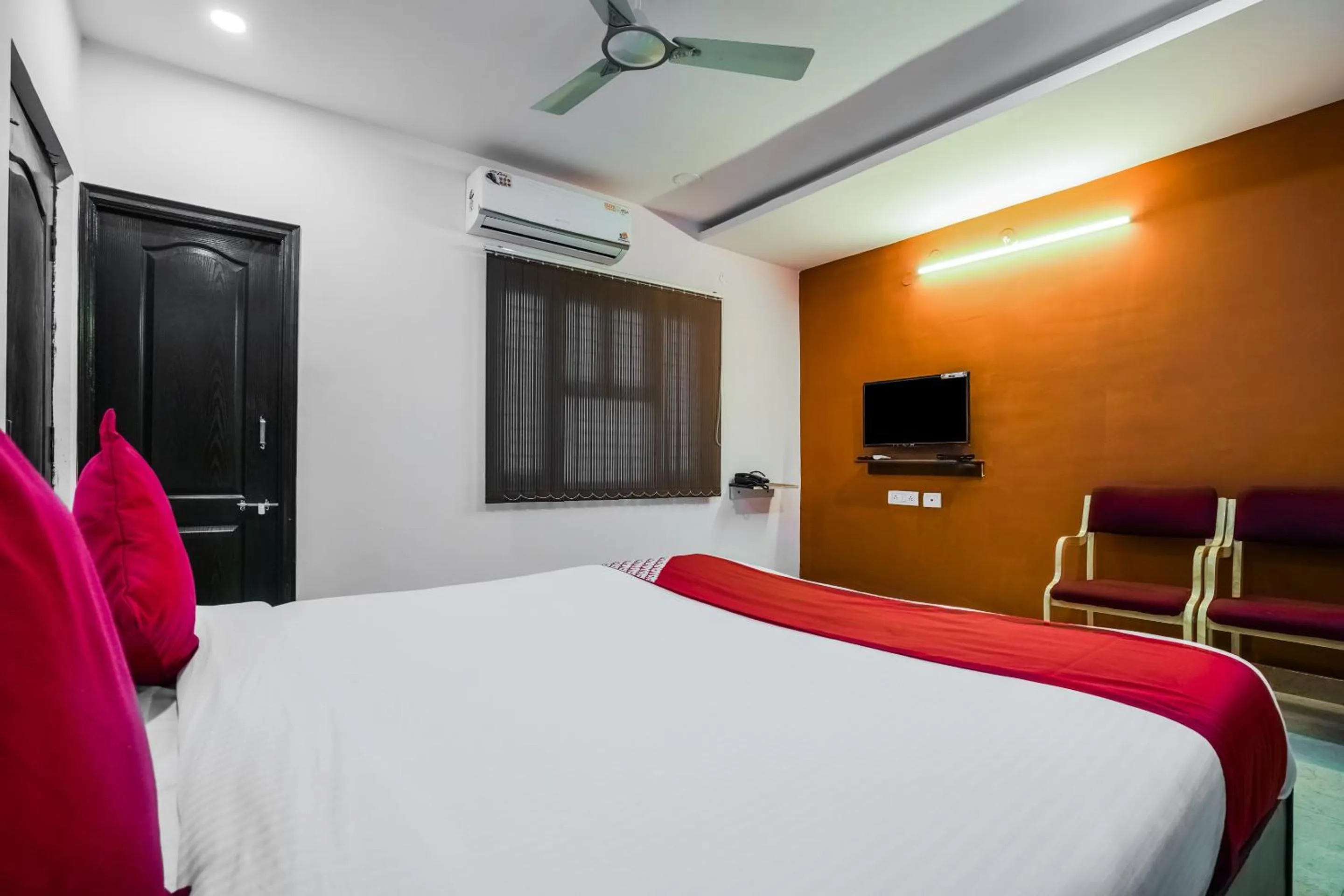 Bedroom, Bed in OYO Mint Leaves Near Alcazar Mall