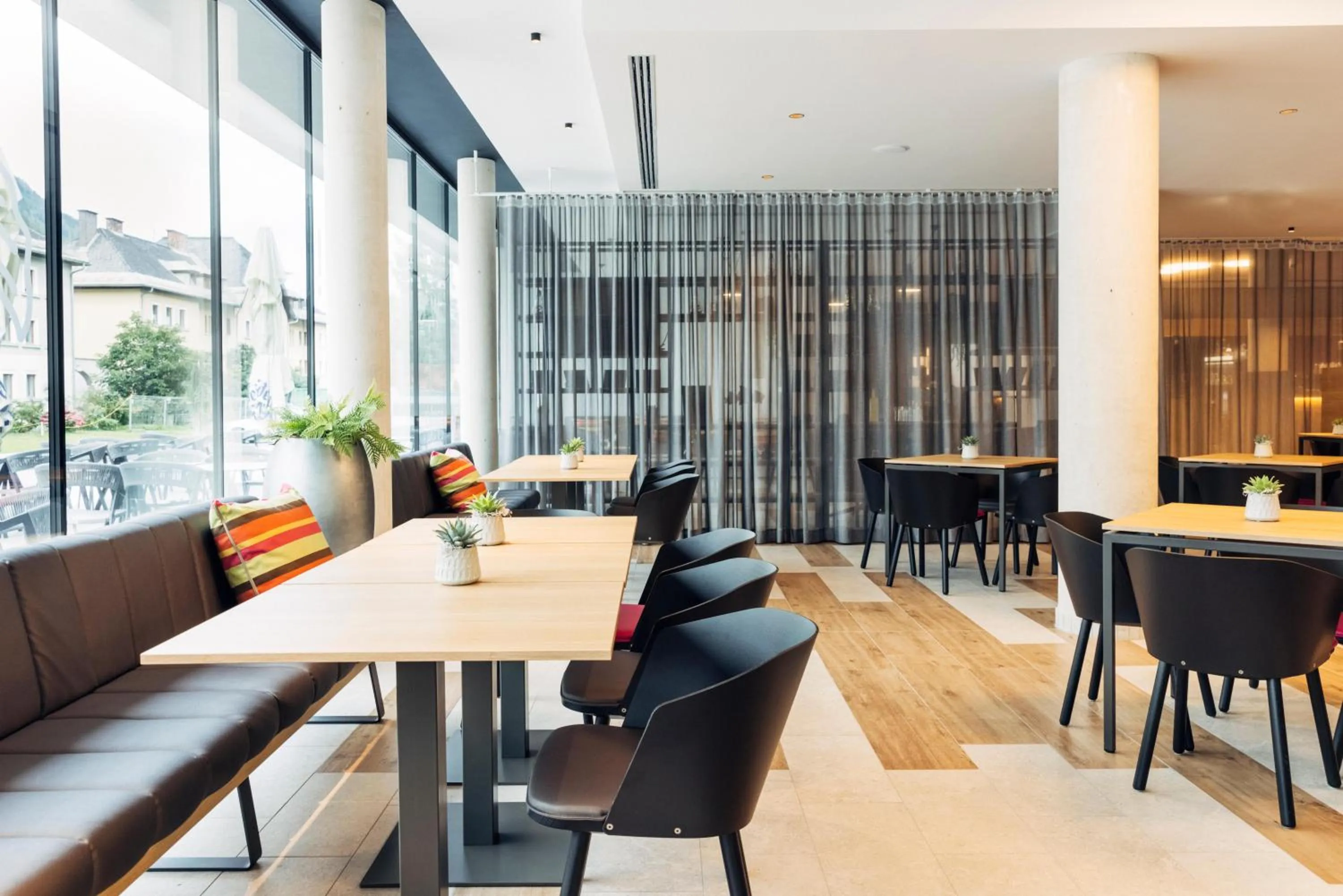 Restaurant/places to eat in harry's home Bischofshofen hotel & apartments