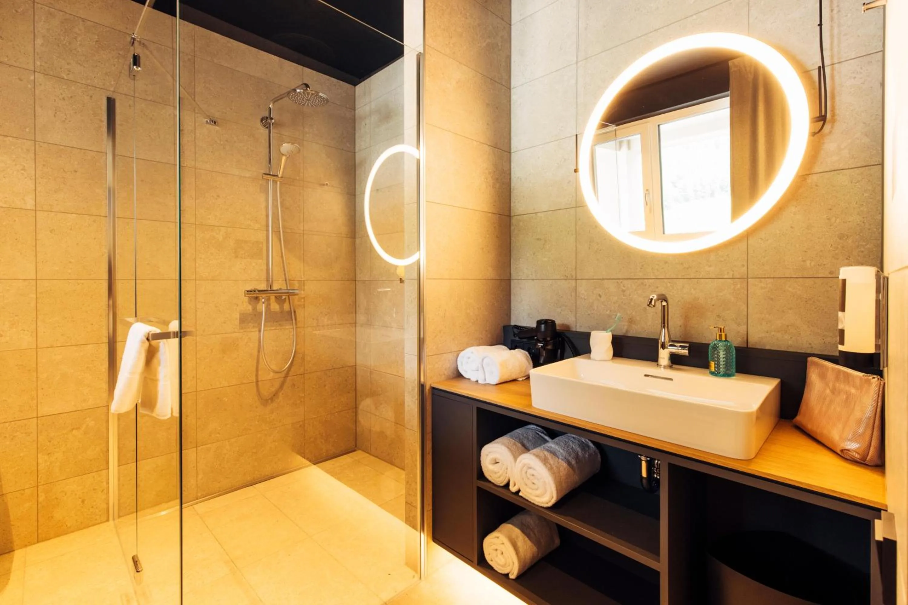 Bathroom in harry's home Bischofshofen hotel & apartments