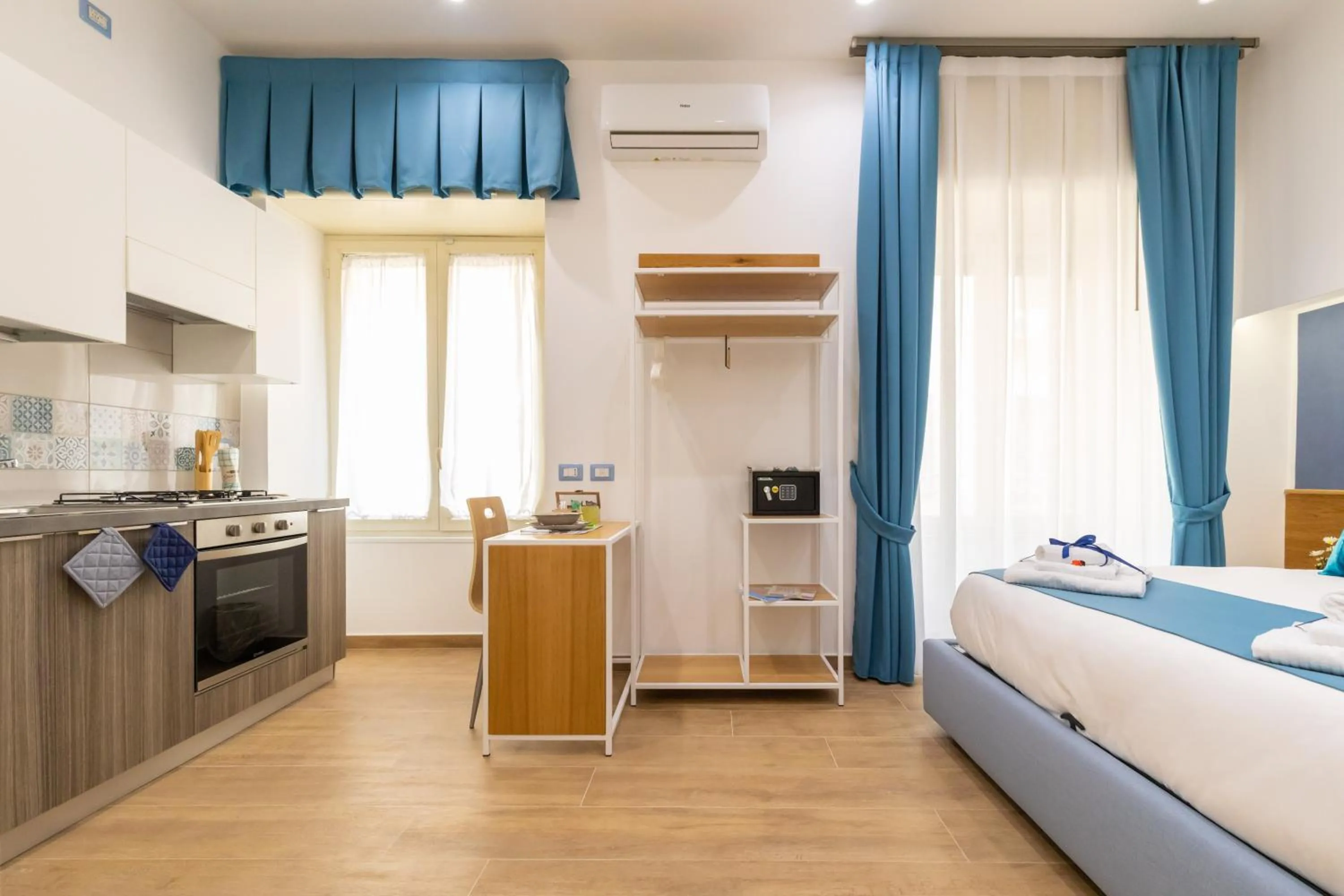 Kitchen or kitchenette, Bed in Le Meraviglie Di Napoli