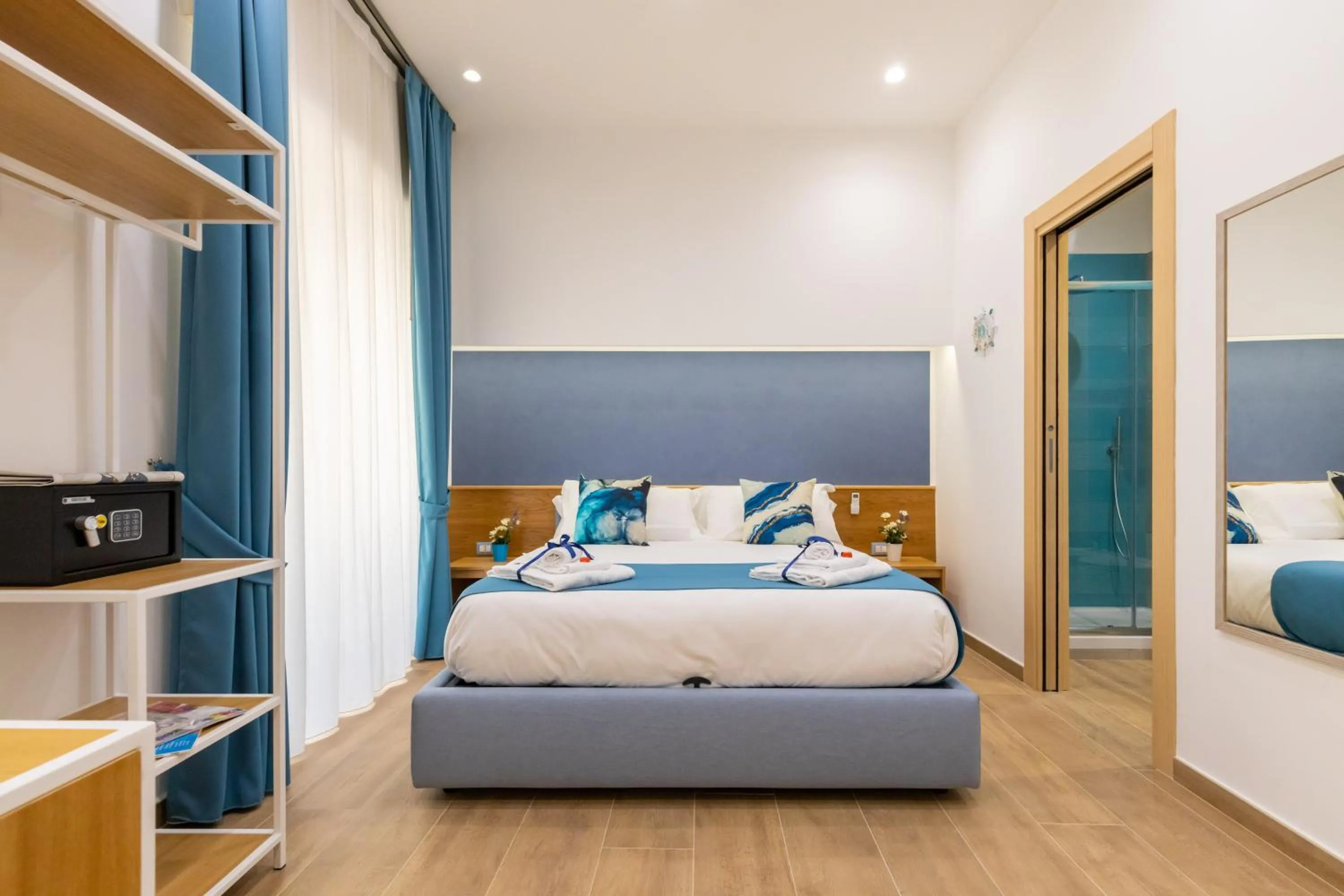 Photo of the whole room, Bed in Le Meraviglie Di Napoli