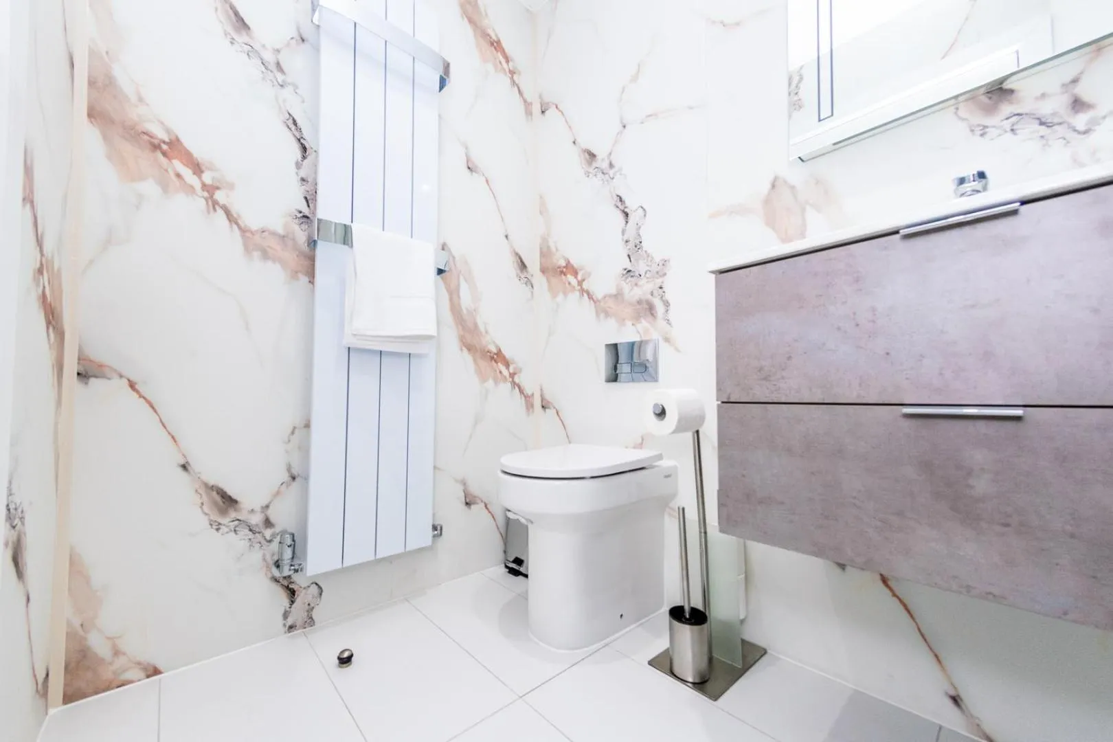 Bathroom in The Halfway House Inn