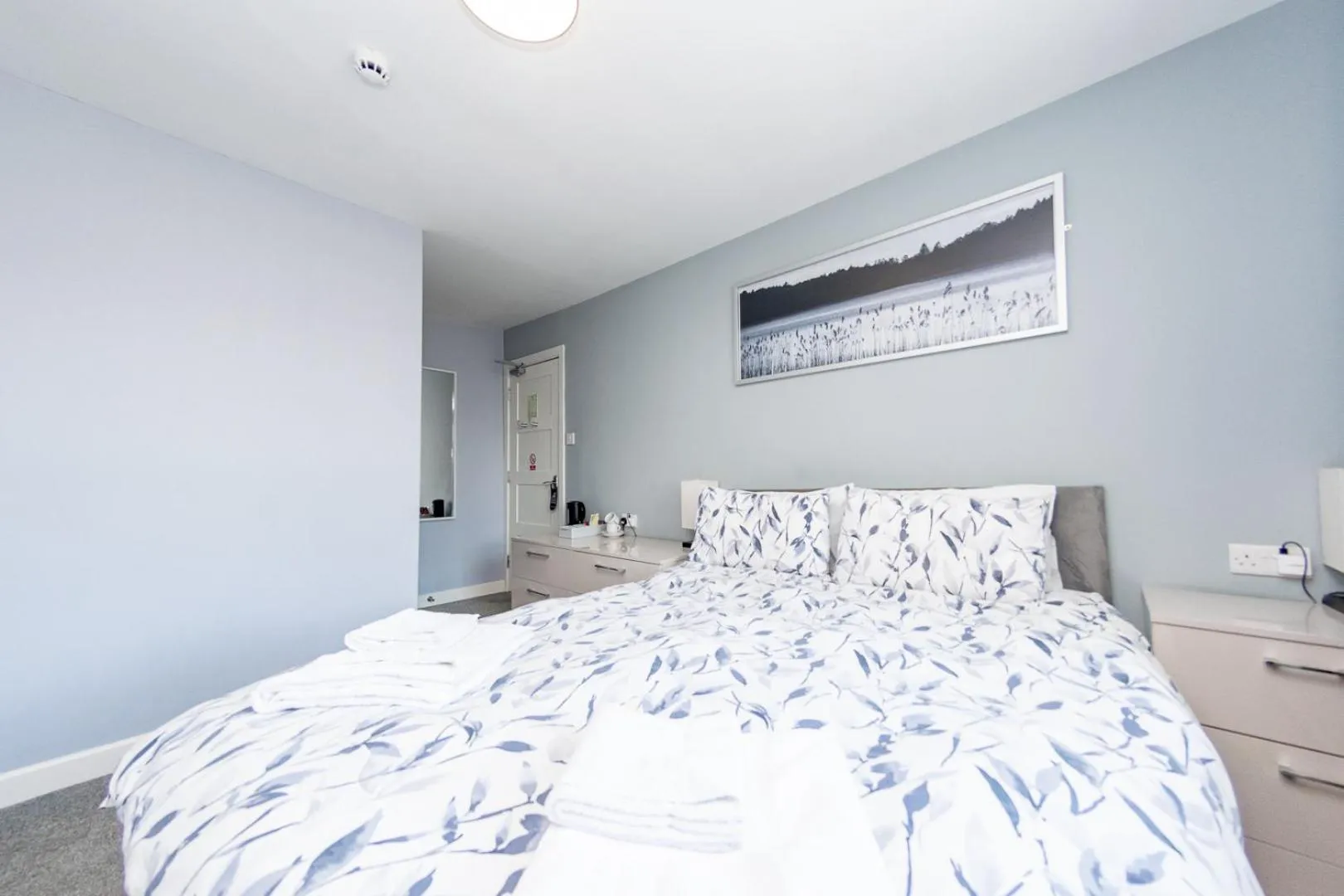 Bedroom, Bed in The Halfway House Inn