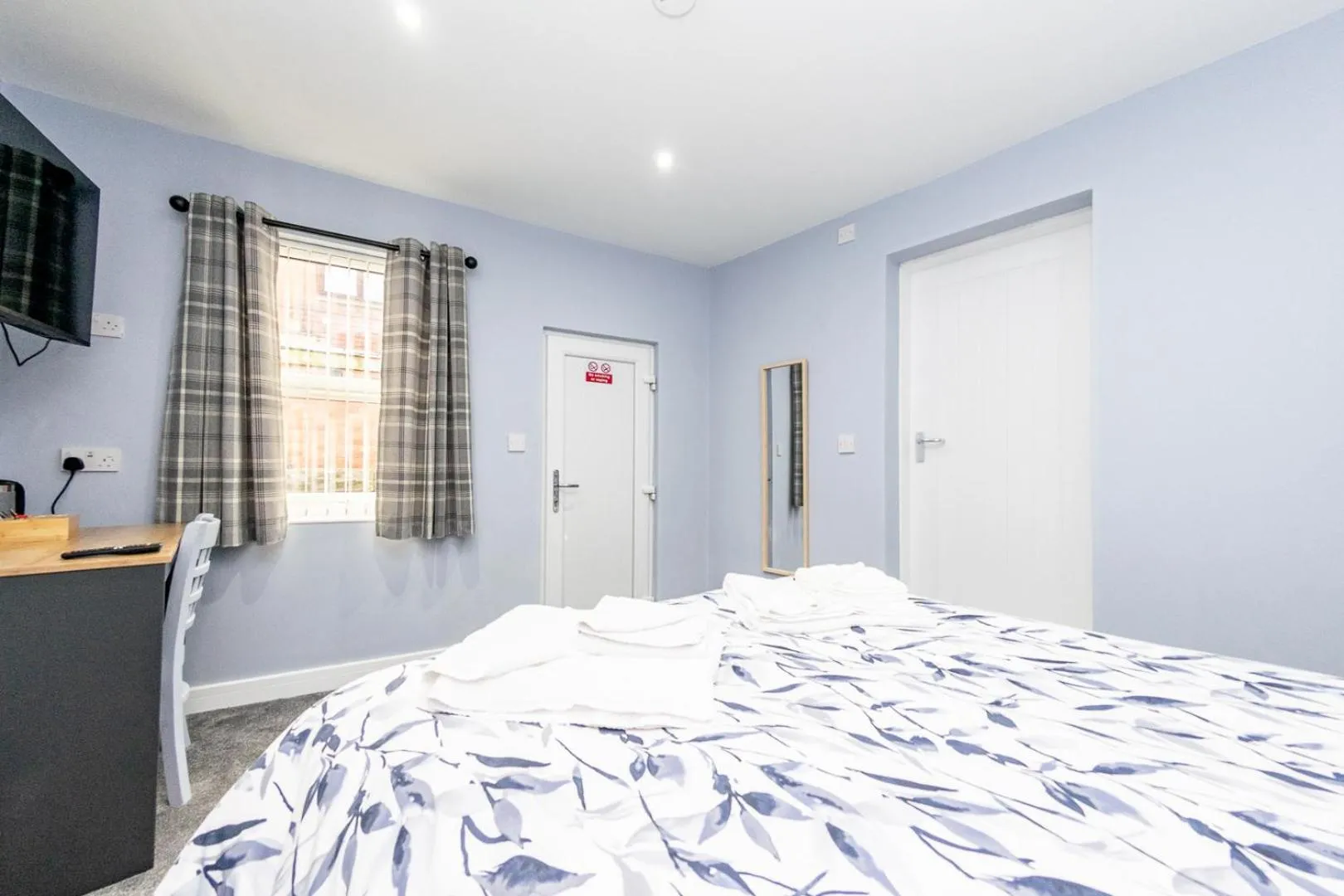 Bed in The Halfway House Inn