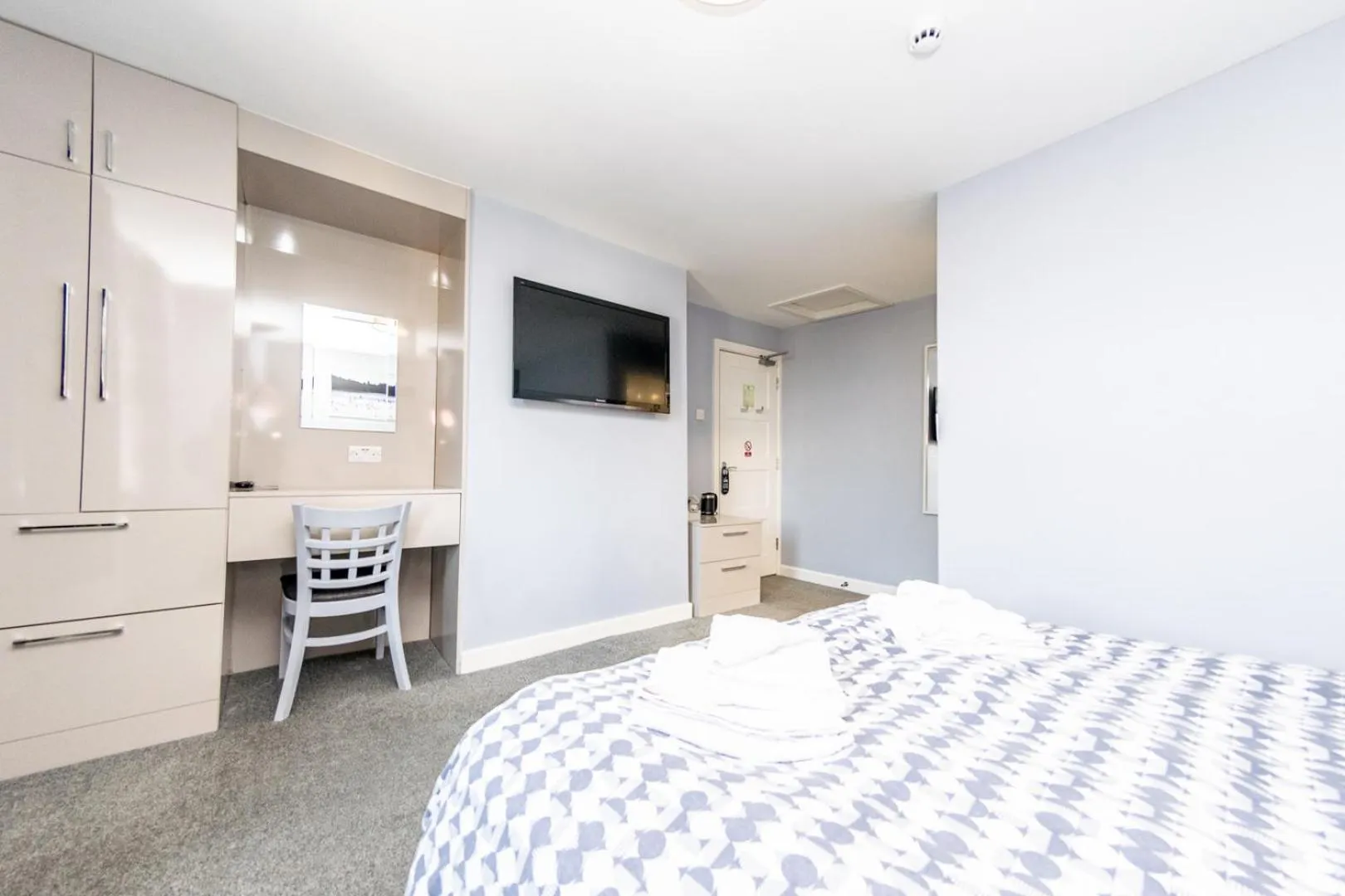 Bed in The Halfway House Inn