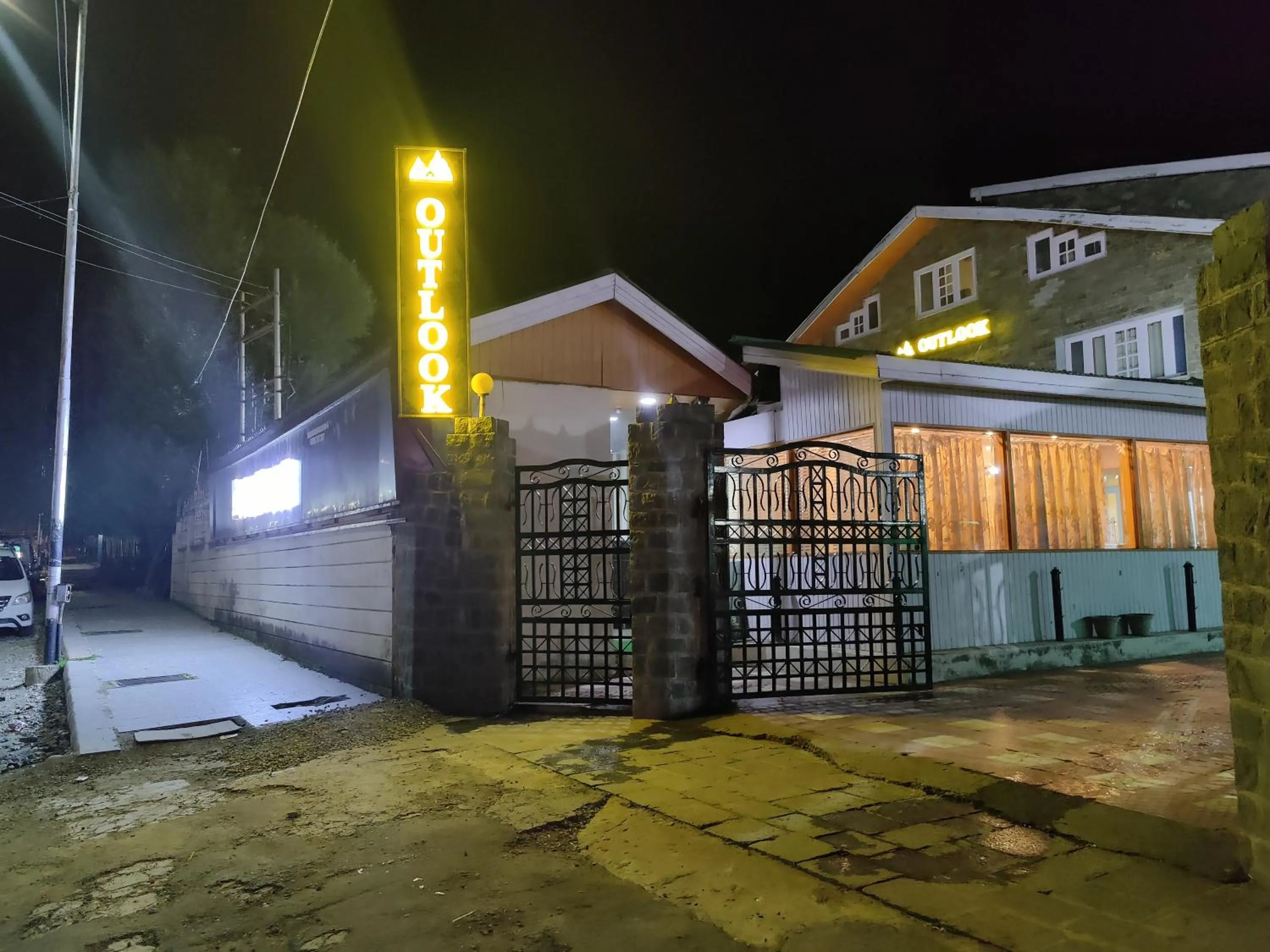 Facade/entrance in Hotel Outlook