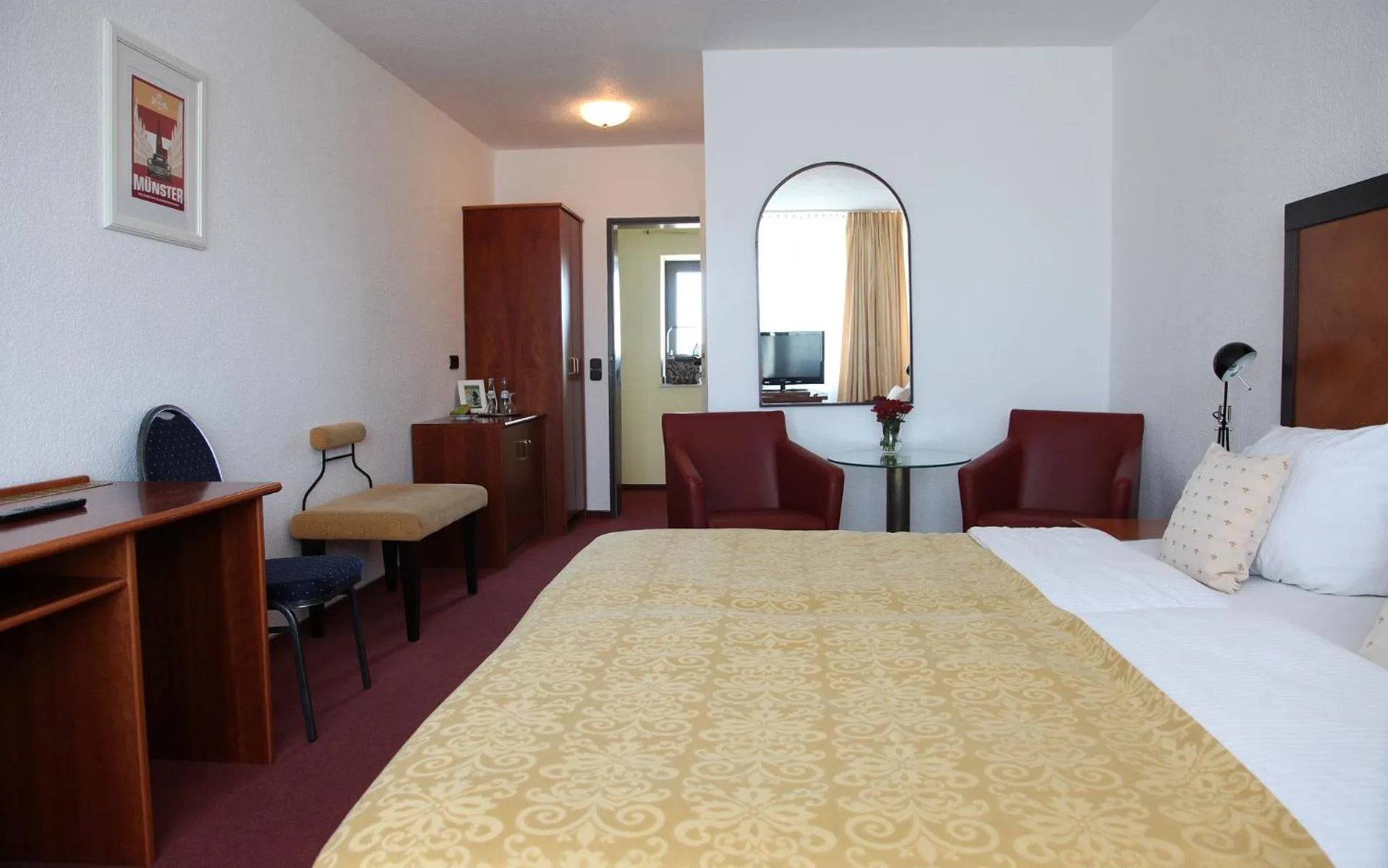 Photo of the whole room, Bed in Cityhotel Amadeus