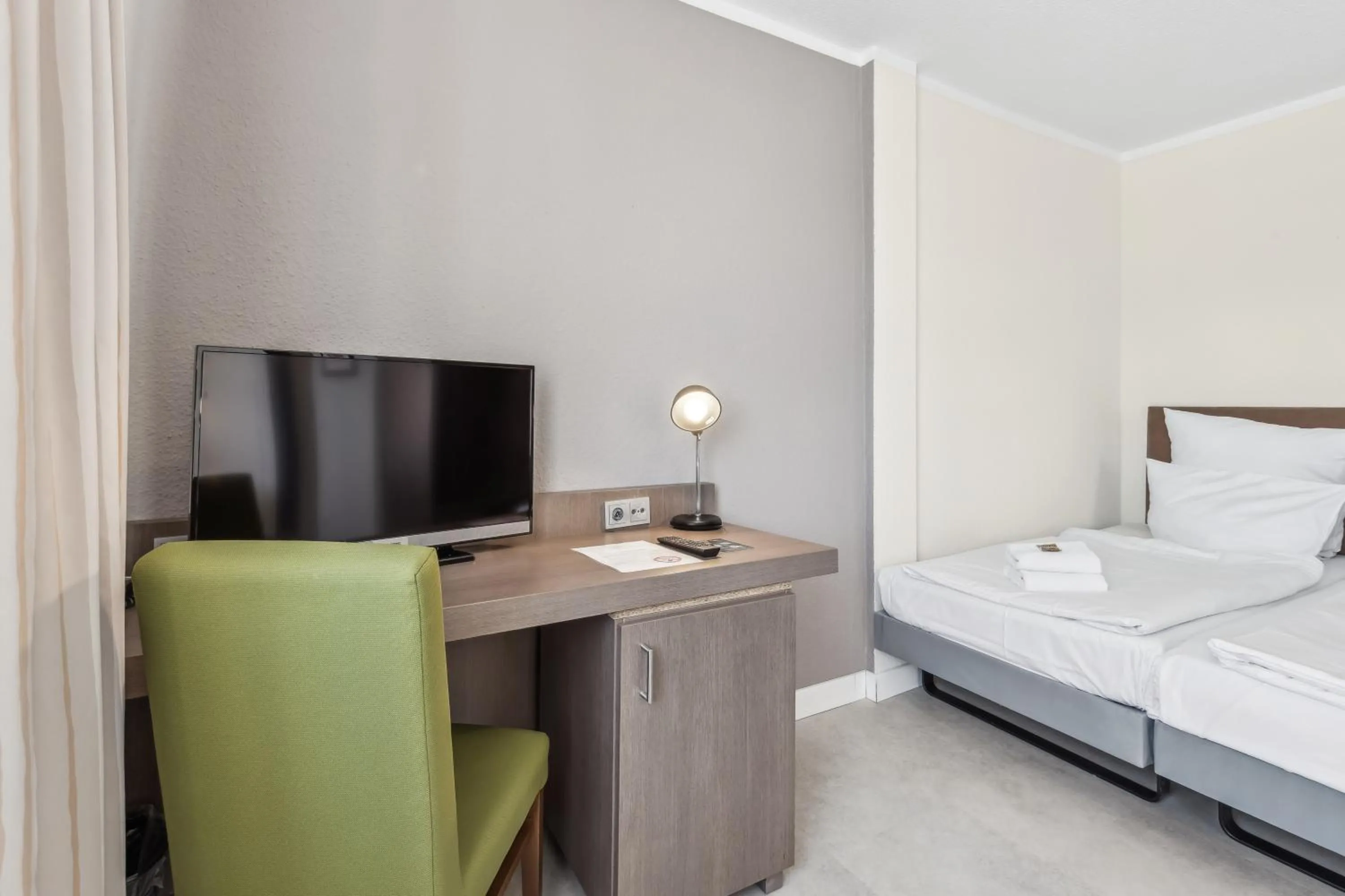 minibar, Bed in Cityhotel Amadeus