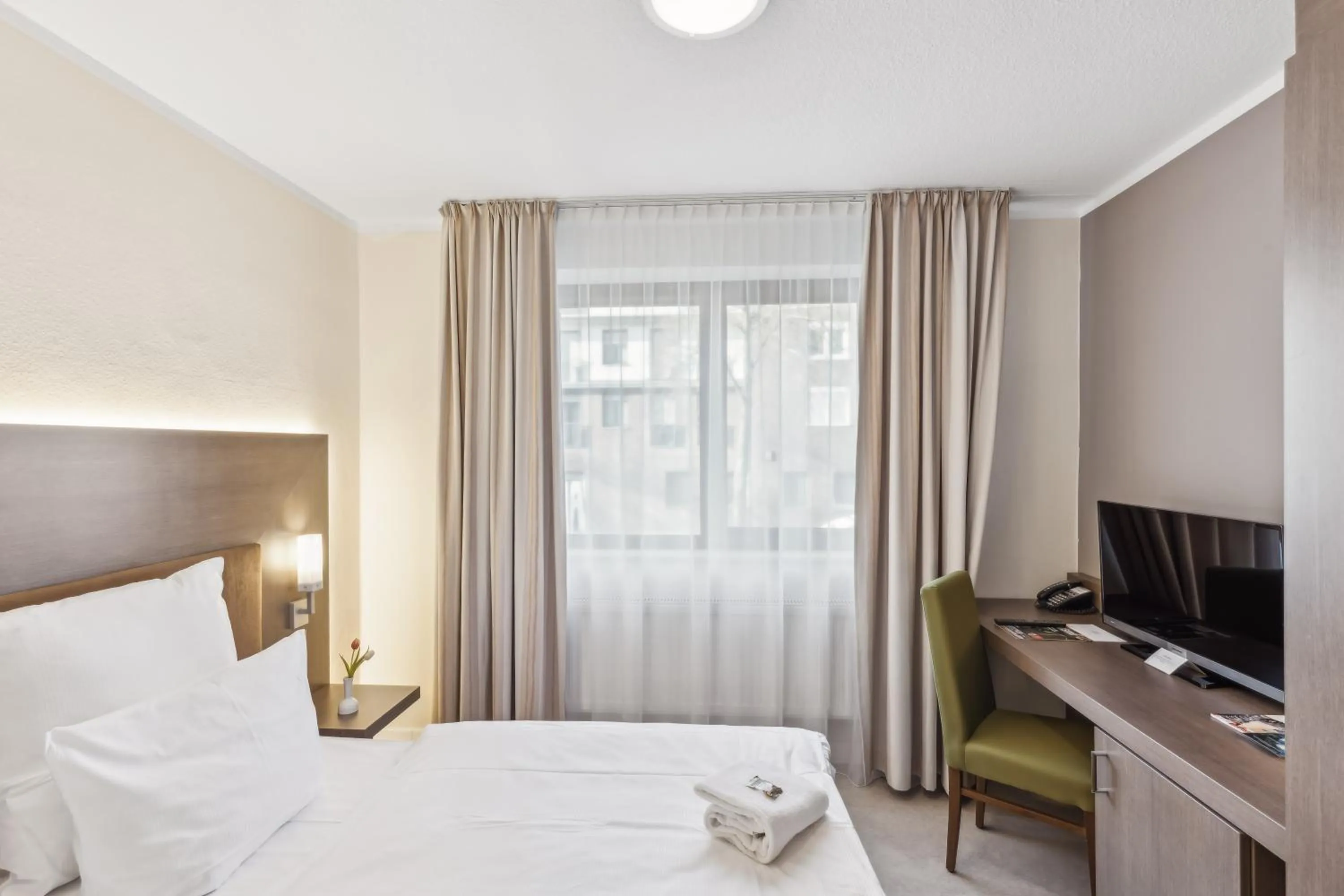 Bedroom, Bed in Cityhotel Amadeus