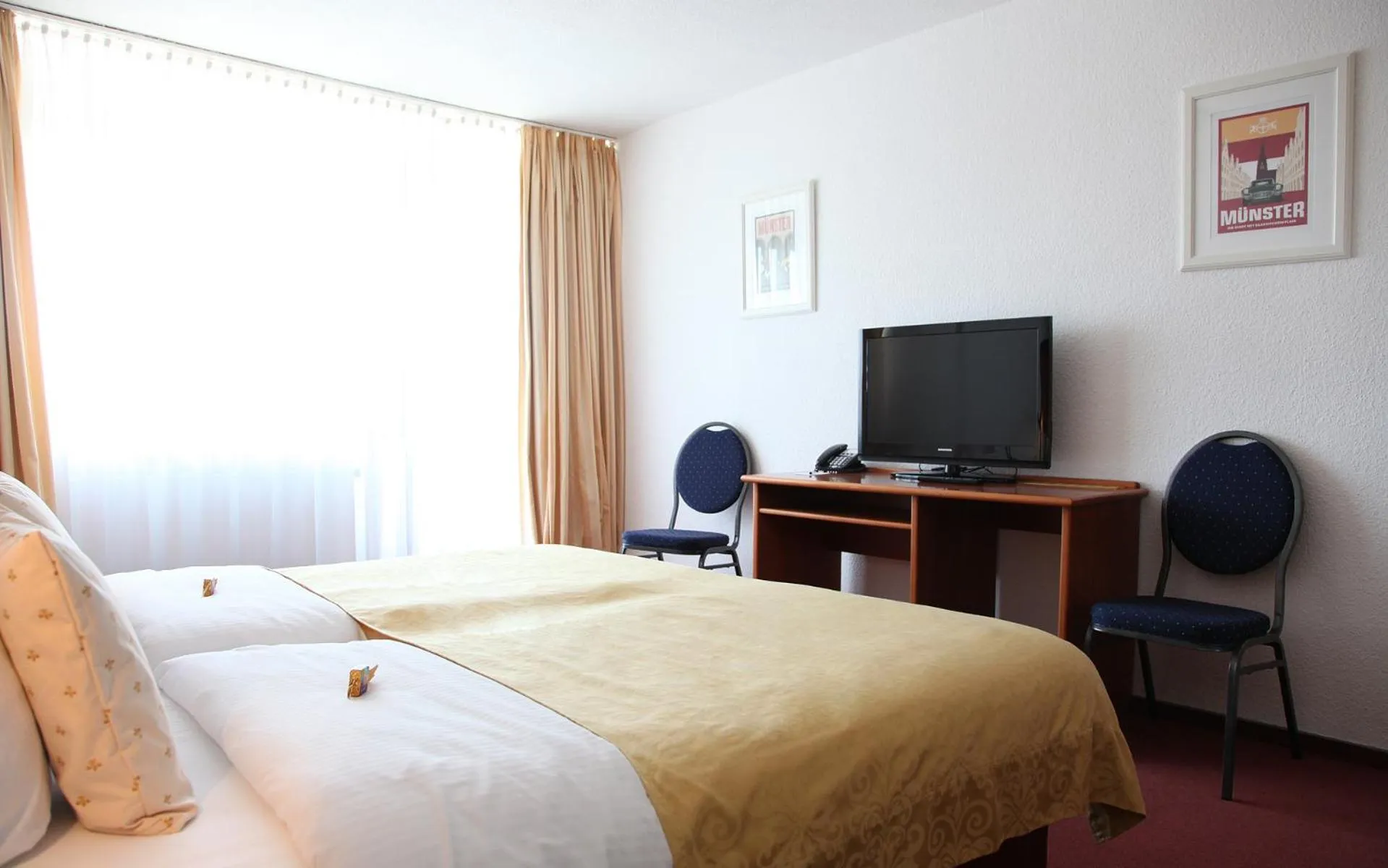 Photo of the whole room, Bed in Cityhotel Amadeus