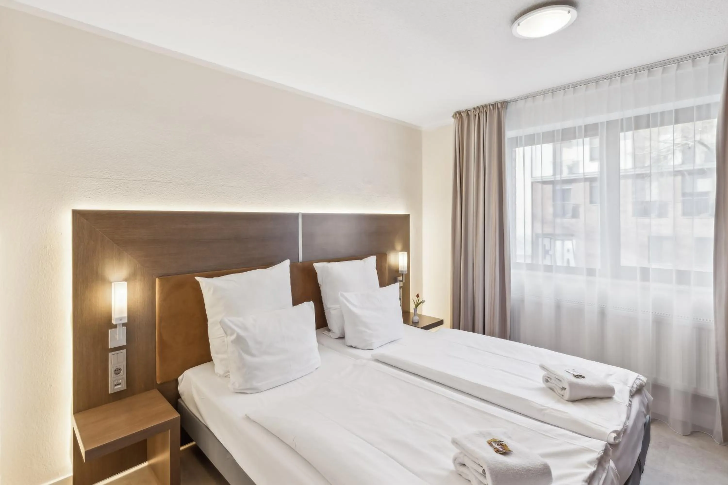 Bedroom, Bed in Cityhotel Amadeus