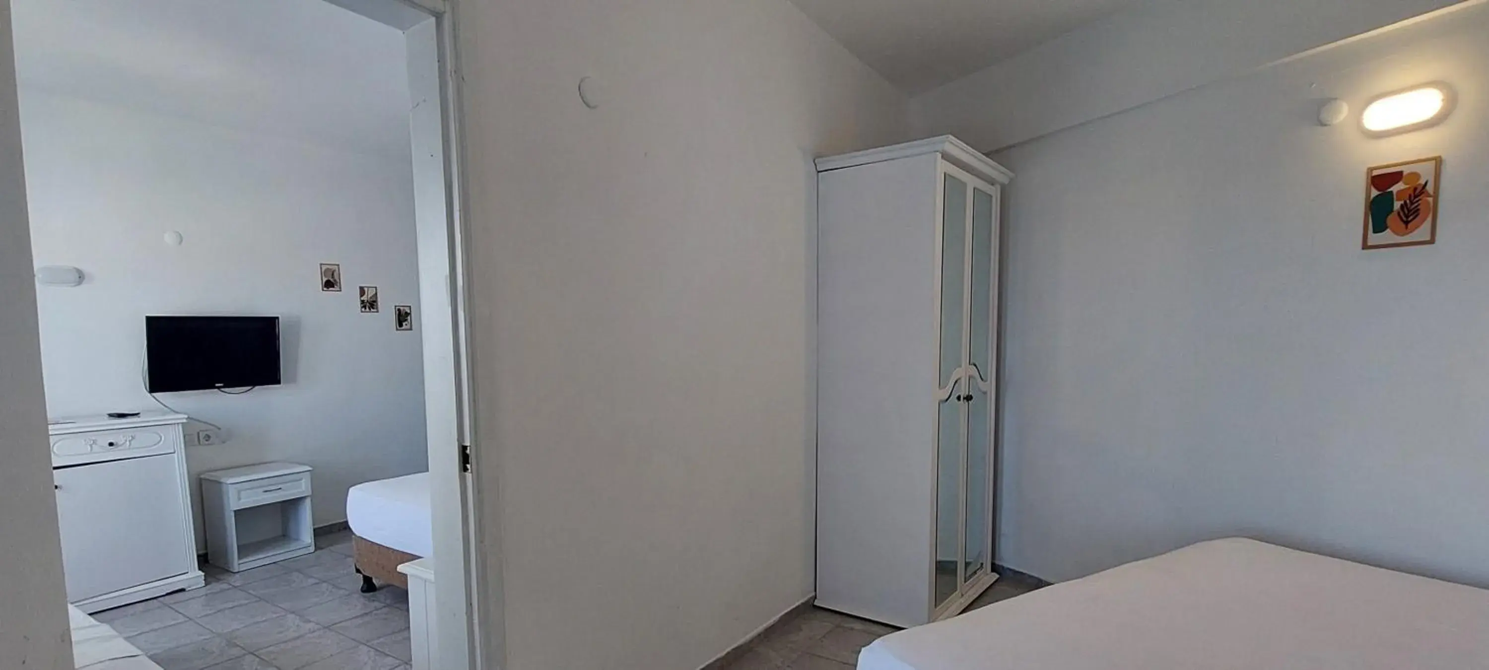 wardrobe, Bed in UK Hotel Kiriş wardrobe, Bed in UK Hotel Kiriş