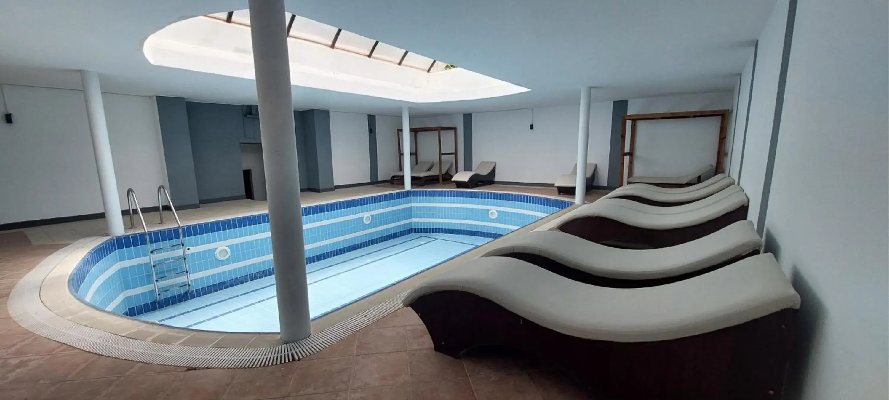 Swimming pool in UK Hotel Kiriş Swimming pool in UK Hotel Kiriş