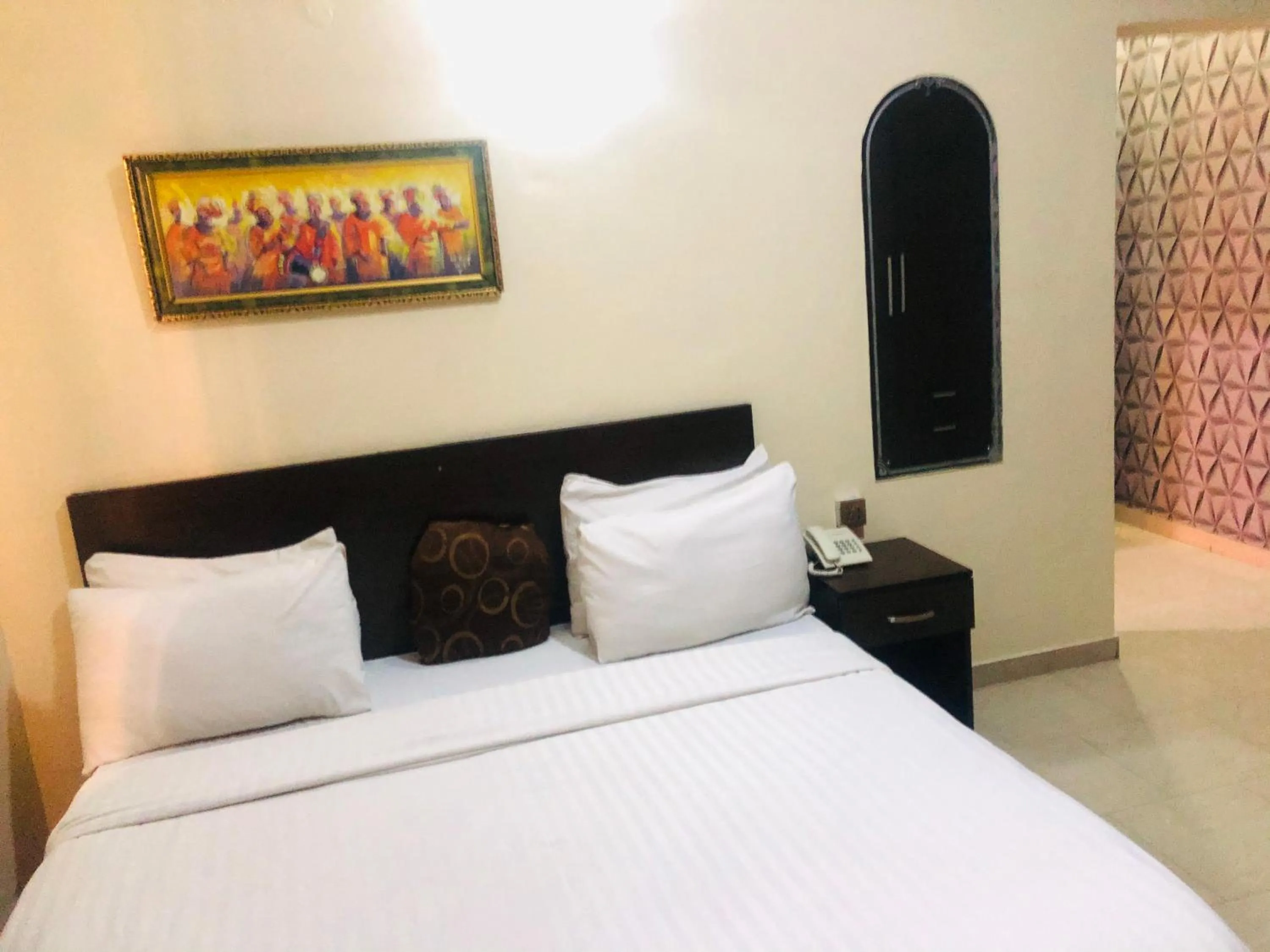 Bed in Mayors & Diplomats Suites Opebi