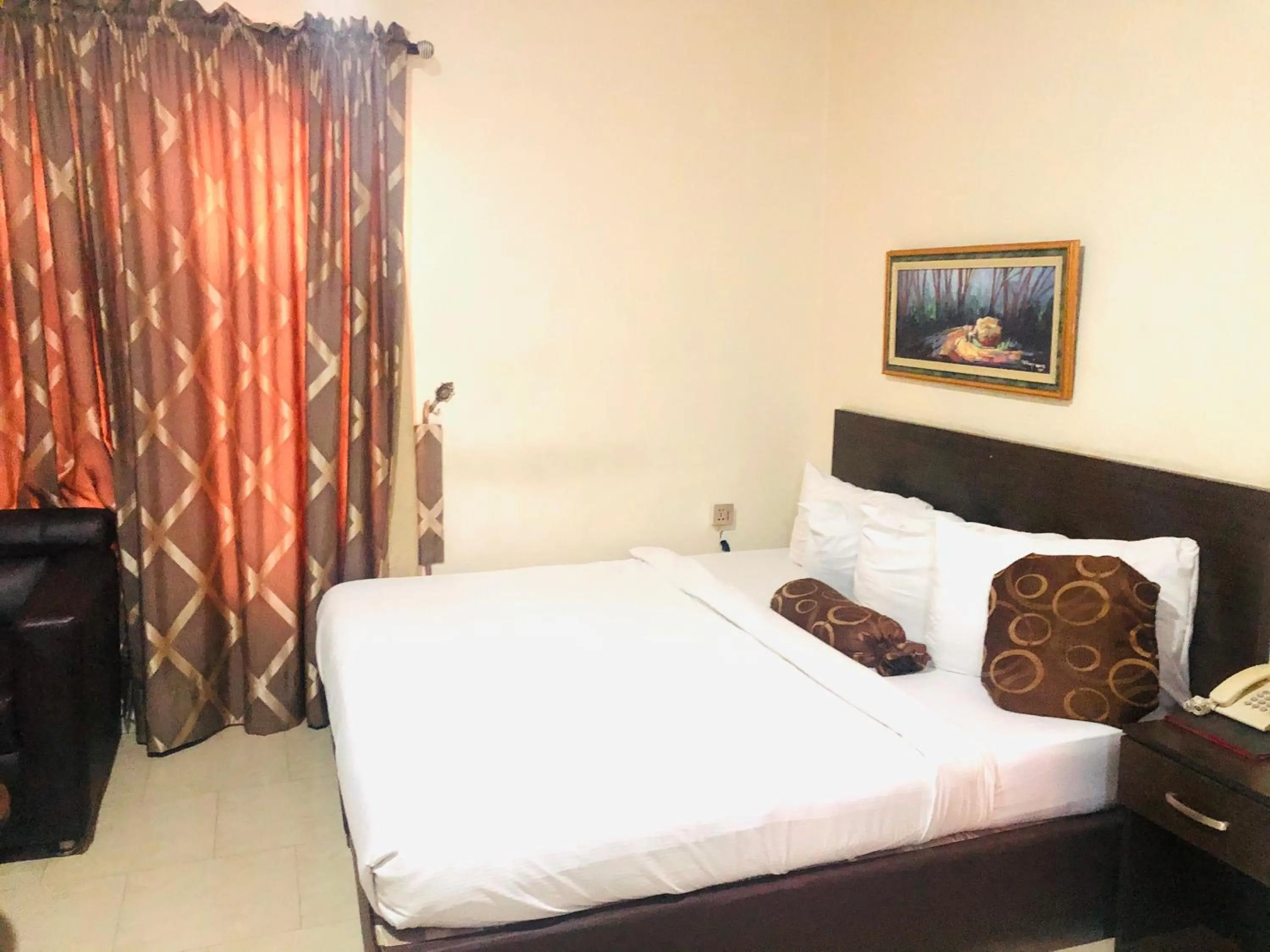 Bed in Mayors & Diplomats Suites Opebi