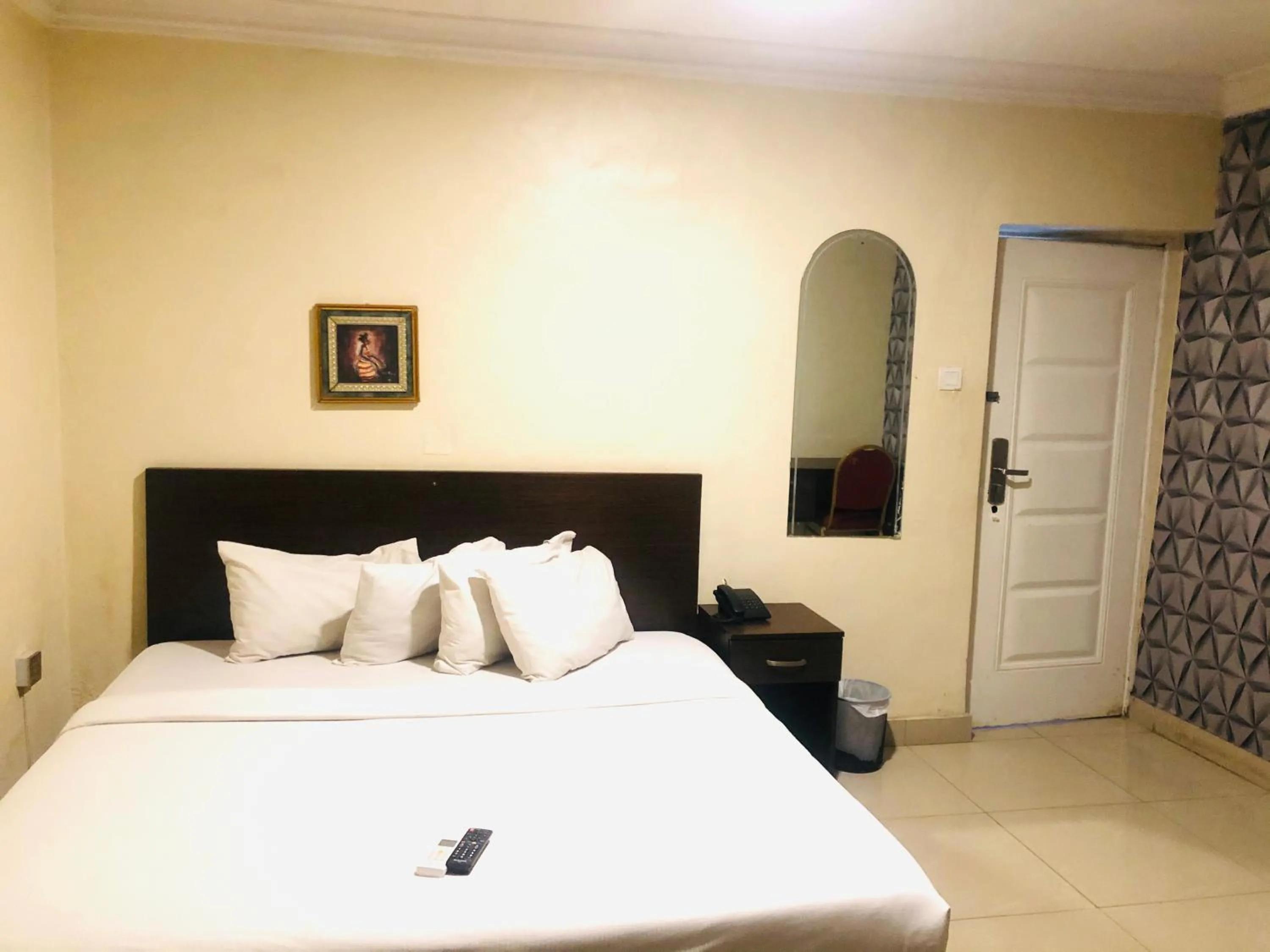 Bedroom, Bed in Mayors & Diplomats Suites Opebi