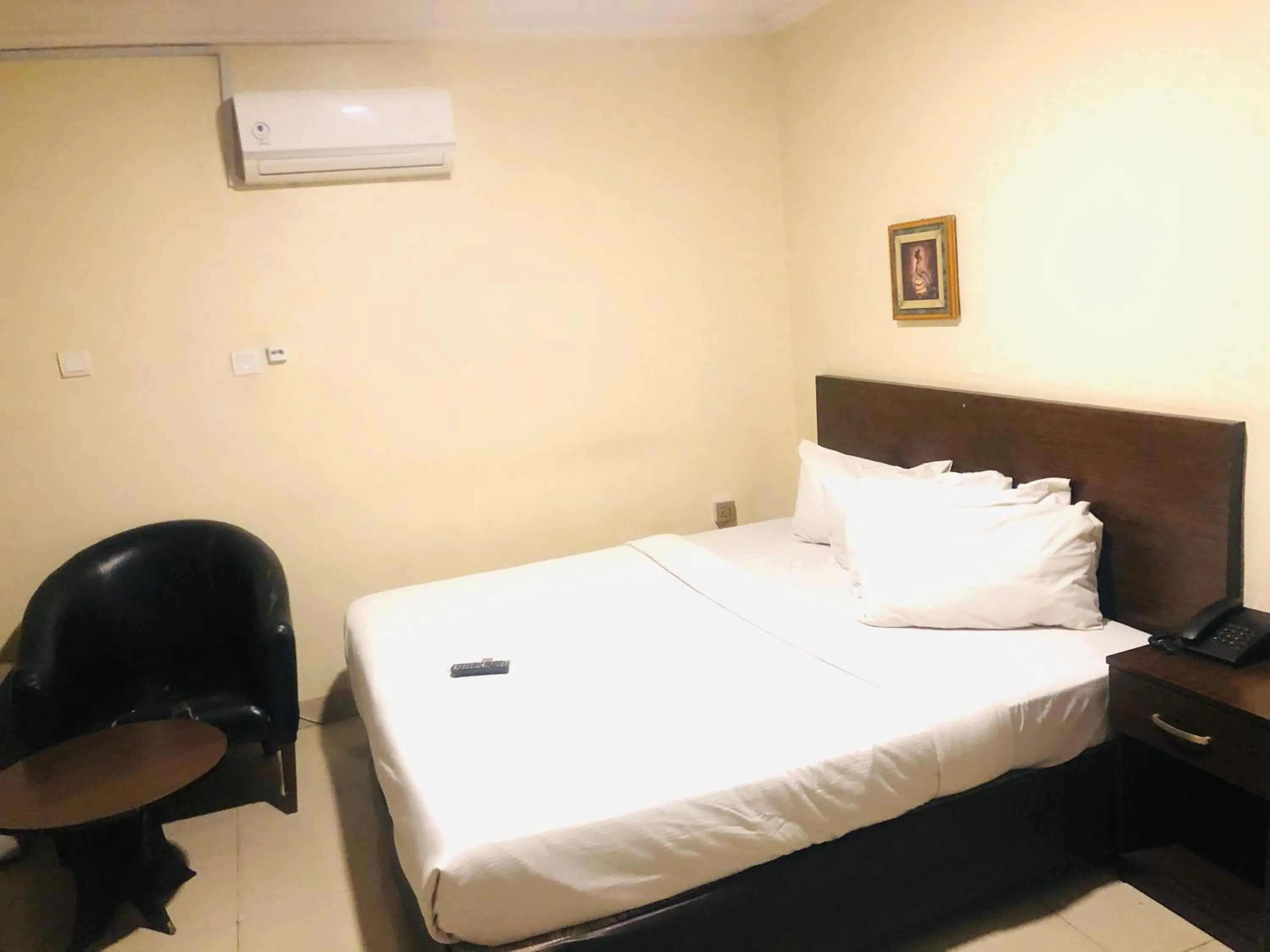 Bed in Mayors & Diplomats Suites Opebi