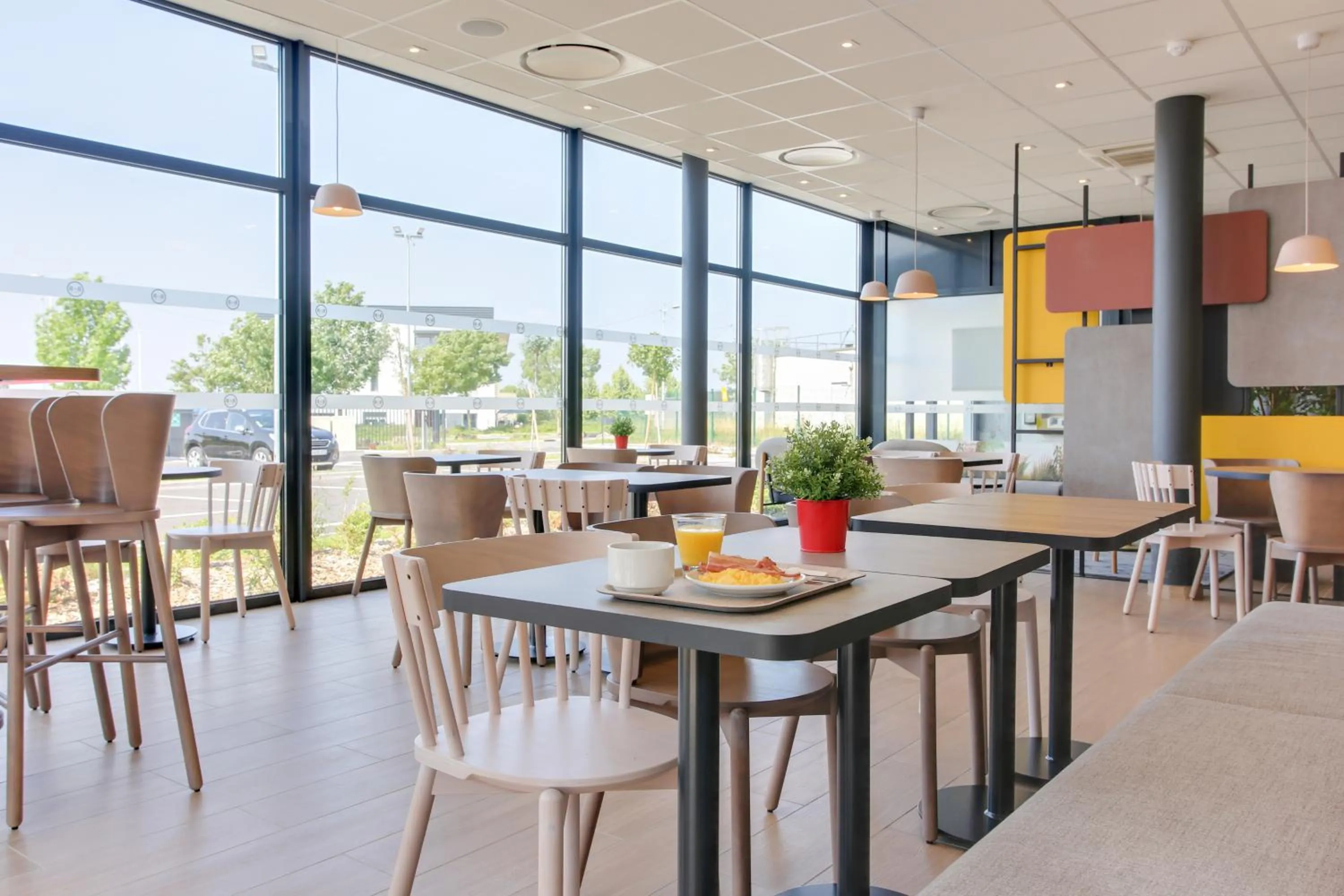 Buffet breakfast in B&B HOTEL Reims Croix Blandin