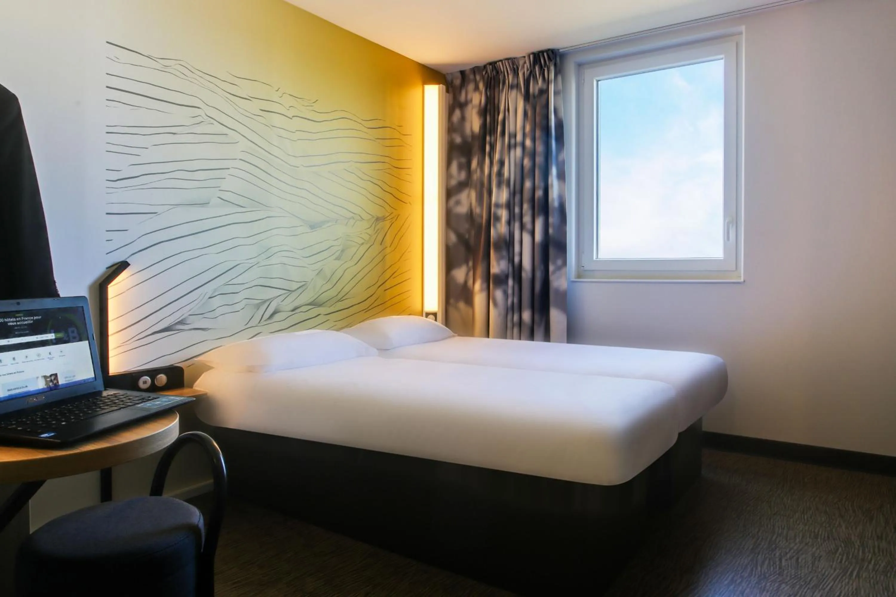 Bedroom, Bed in B&B HOTEL Reims Croix Blandin