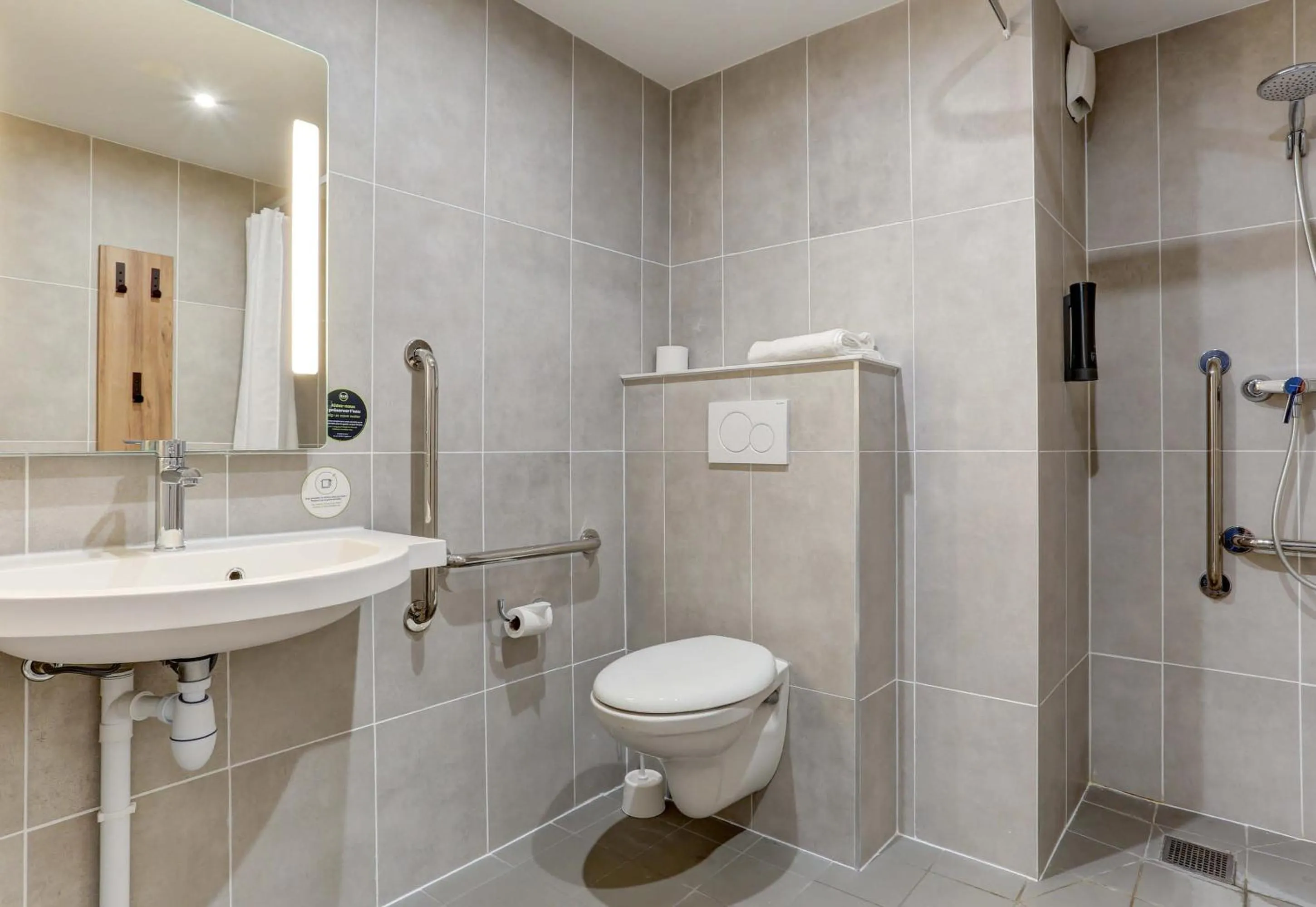 Bathroom in B&B HOTEL Reims Croix Blandin